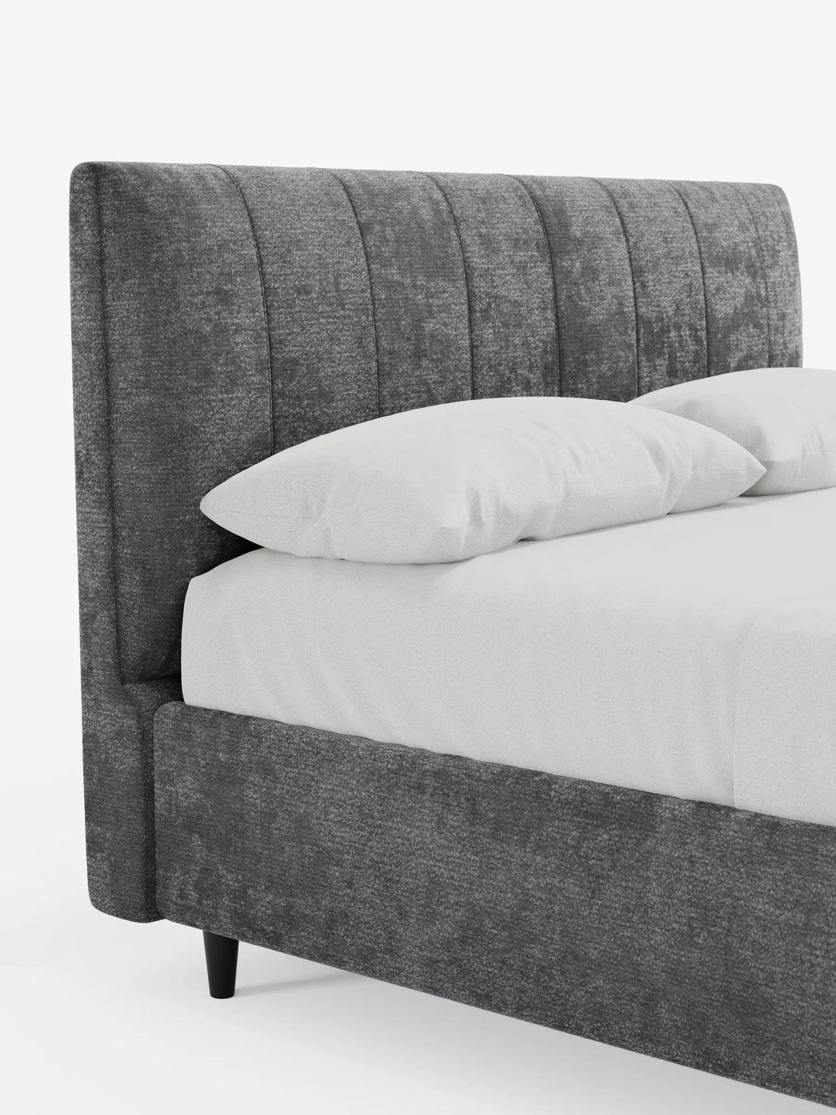 ONYX, letto imbottito con contenitore e testiera verticale in tessuto certificato Oeko-Tex®: un letto moderno di colore grigio scuro con una testiera alta a pannelli verticali, biancheria da letto bianca e gambe corte di colore scuro su uno sfondo chiaro.