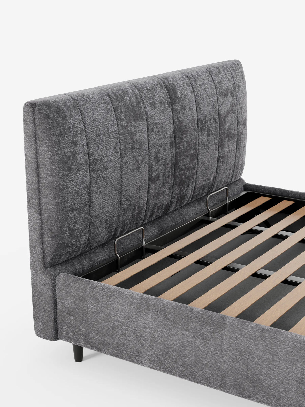 Il letto imbottito ONYX con vano contenitore e testiera verticale in tessuto certificato Oeko-Tex® è un letto imbottito color grigio antracite con una testiera alta e scanalata, doghe in legno rialzate e un vano contenitore nascosto, il tutto sostenuto da gambe nere affusolate.