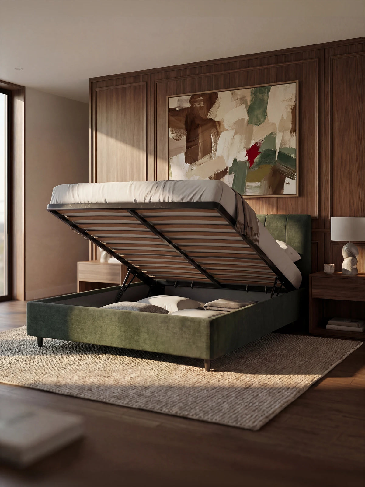 Un letto imbottito ONYX con contenitore e testiera verticale in tessuto certificato Oeko-Tex® di Letti.store, rivestito in verde, poggia su un tappeto beige in una camera da letto moderna caratterizzata da boiserie in legno, due comodini con lampade e un’opera d’arte astratta sopra il letto. L'alta testiera imbottita verticale aggiunge un tocco di eleganza mentre la luce del sole filtra da un'ampia finestra e il materasso si solleva per rivelare un ampio spazio contenitivo sottostante.