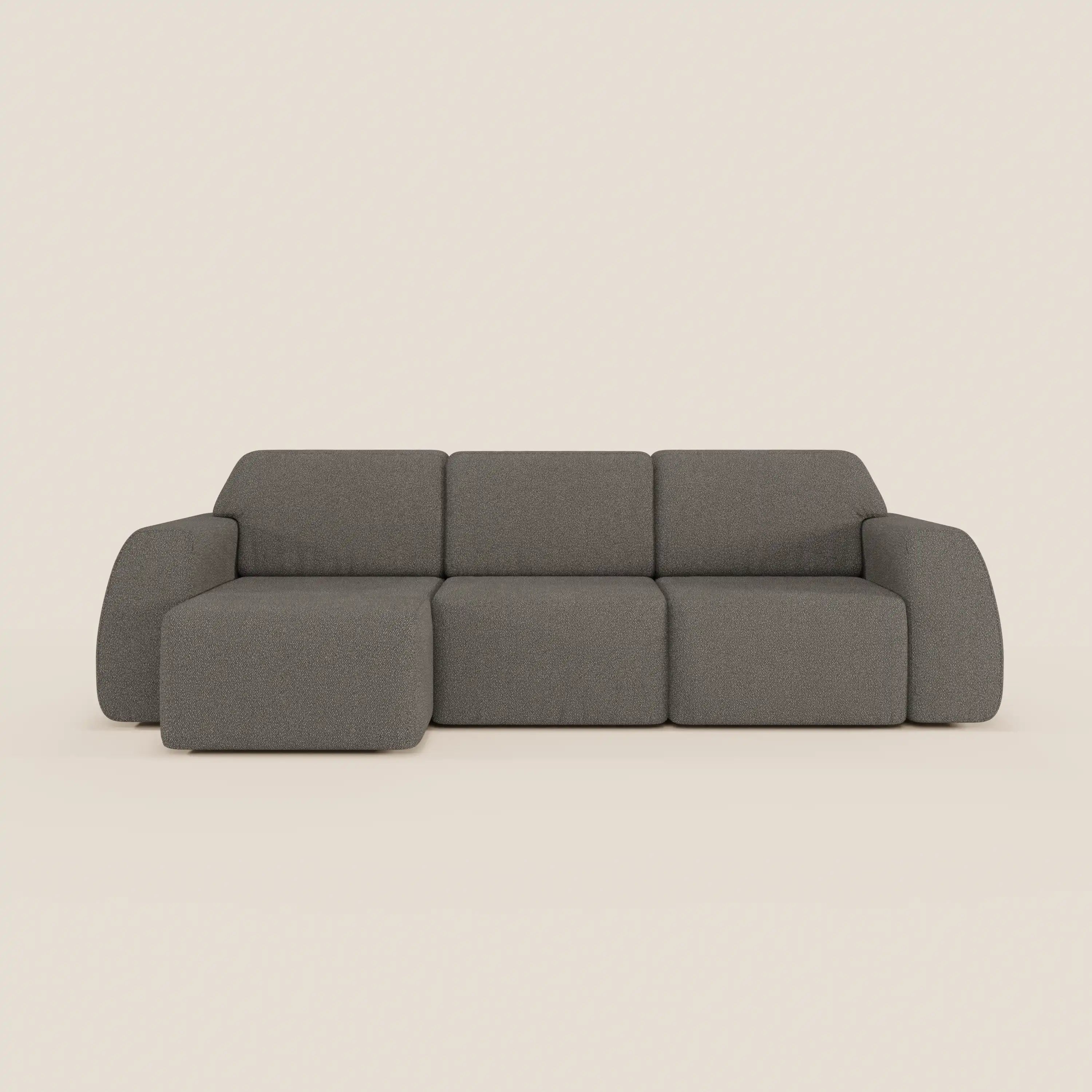 Il divano angolare Orbit di Divani.Store è caratterizzato da una penisola reversibile e sedute allungabili in tessuto smacchiabile T33, design moderno e minimale, perfetto su sfondo off-white che ne evidenzia le linee morbide e compatte.
