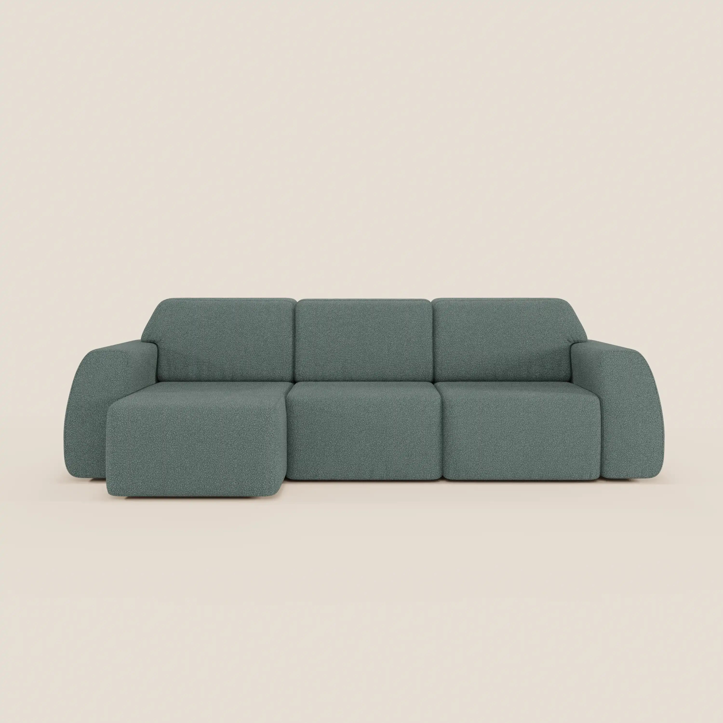 Il divano angolare Orbit con penisola reversibile di Divani.Store, in tessuto smacchiabile effetto cotone T33, presenta sedute allungabili e un design moderno a forma di L con cuscini morbidi e braccioli arrotondati in verde tenuti su sfondo beige.