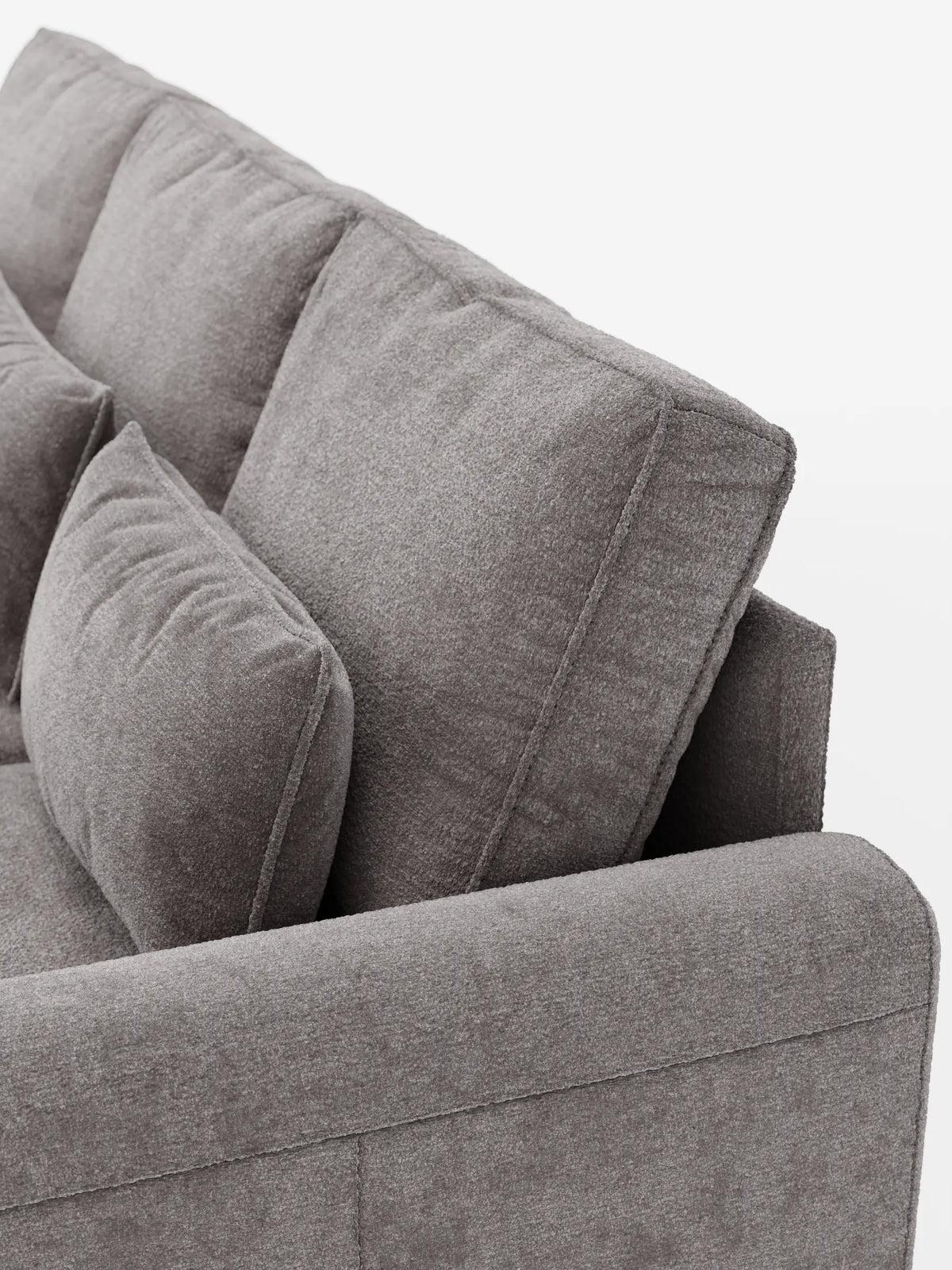 Una vista obliqua del divano letto Ottaviano con letto estraibile – penisola reversibile e contenitore in tessuto materico smacchiabile color taupe, caratterizzato da una finitura testurizzata, morbidi cuscini dello schienale e una seduta profonda su sfondo bianco.