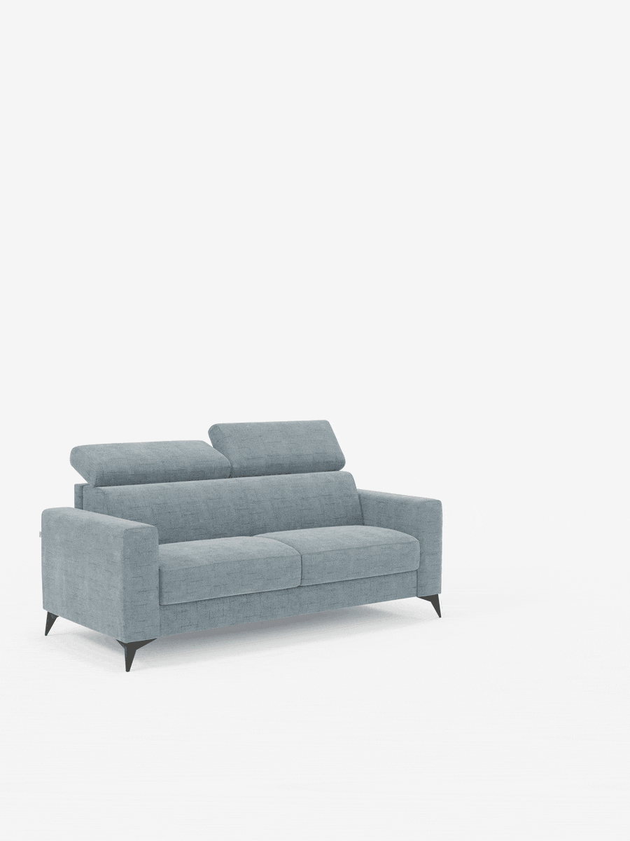 Il divano letto matrimoniale Pegaso di Divani.Store è un moderno divano letto realizzato in tessuto jacquard T22 azzurro, resistente alle macchie. È dotato di due cuscini di seduta, due cuscini di schienale e due poggiatesta regolabili per un comfort personalizzabile. Il design si caratterizza per i braccioli dritti e le particolari gambe nere angolate. Presentato su uno sfondo bianco a tinta unita con ampio spazio negativo, questo complemento d’arredo contemporaneo è un esempio di stile elegante e