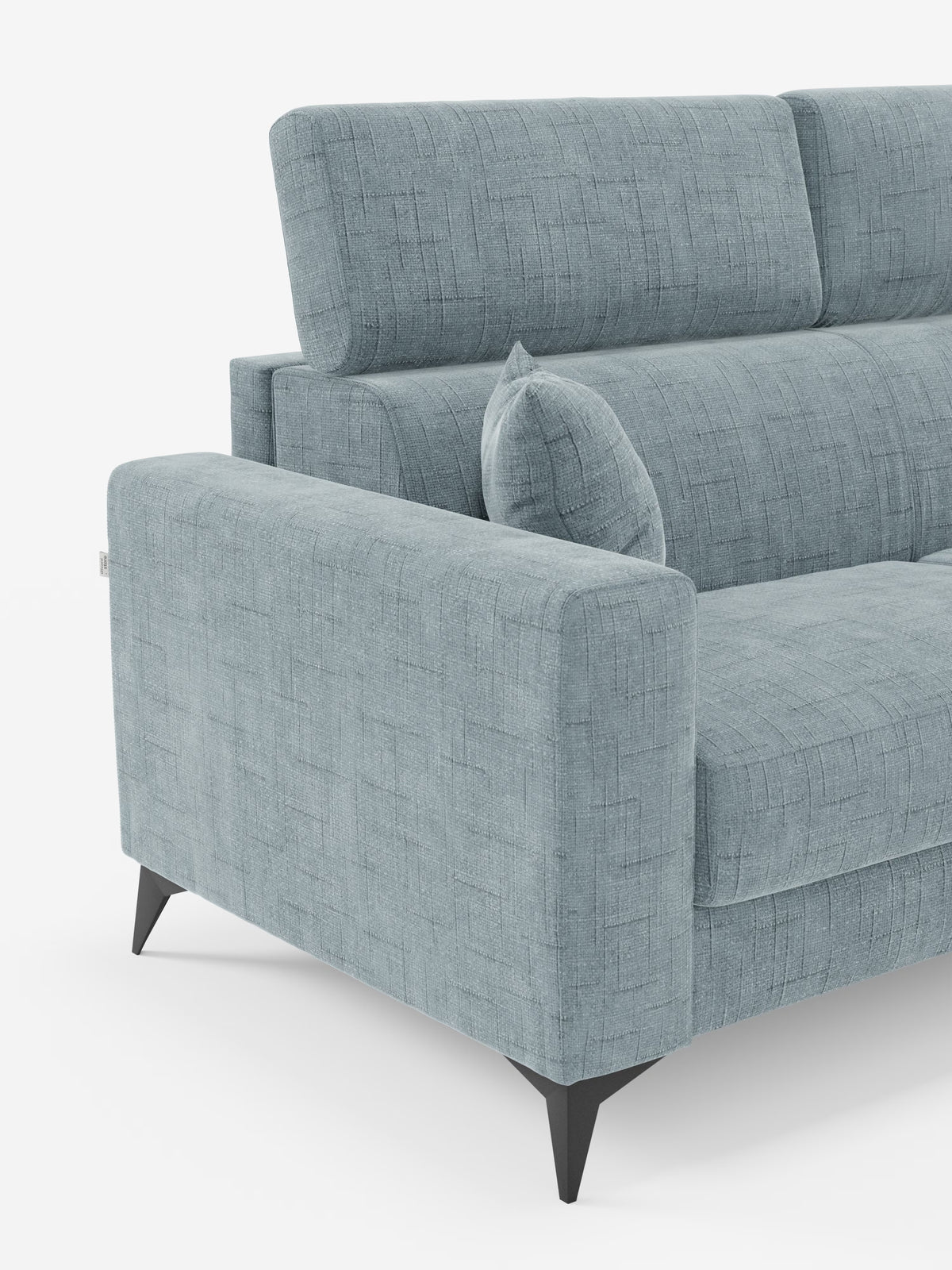 Divano letto matrimoniale Pegaso azzurro di Divani.Store, realizzato in tessuto jacquard testurizzato smacchiabile T22, con schienale alto dotato di poggiatesta regolabili, braccioli rettangolari, un unico cuscino coordinato e gambe affusolate nere. Questo divano moderno è posizionato in modo da mostrare il lato sinistro su uno sfondo bianco a tinta unita.