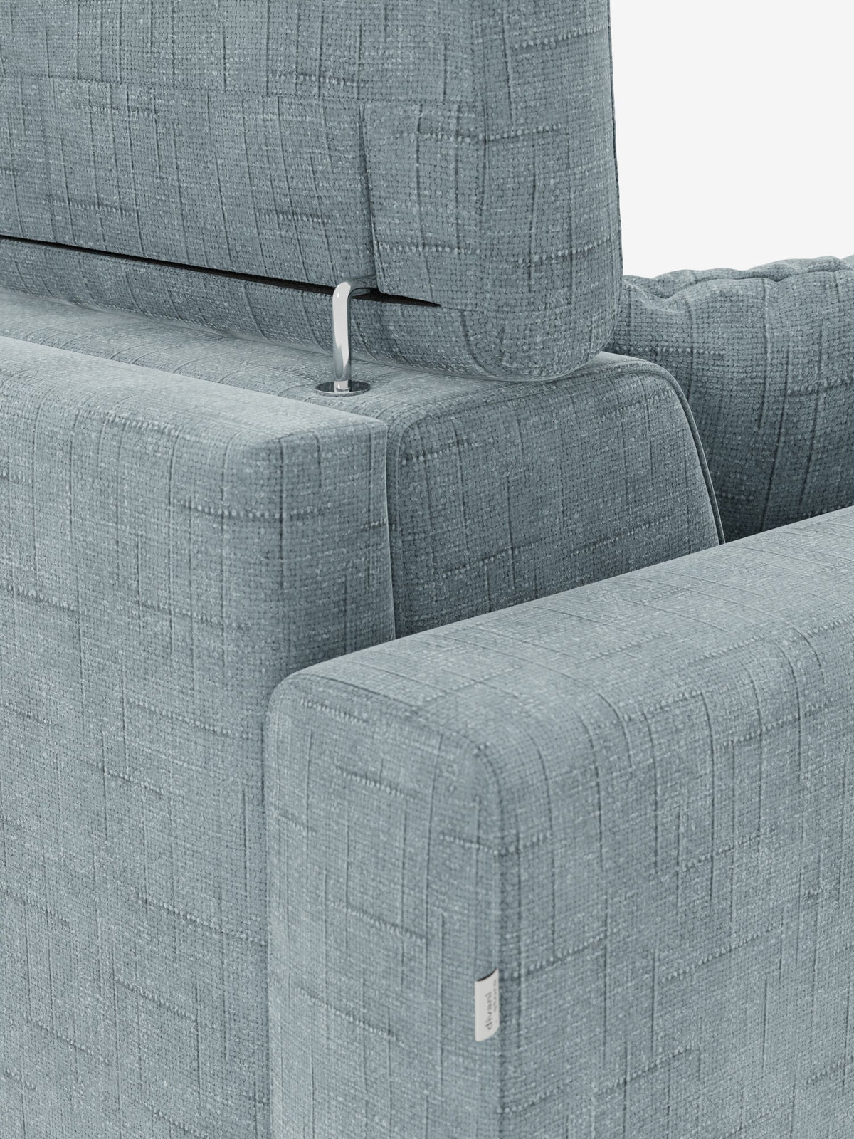 Primo piano del divano letto matrimoniale Pegaso di Divani.Store, rivestito in tessuto jacquard T22 azzurro, resistente alle macchie, con un delicato motivo a quadrati. L'immagine mette in risalto il meccanismo regolabile del poggiatesta, il design elegante e moderno dalle linee pulite e una piccola etichetta in tessuto sul bracciolo.
