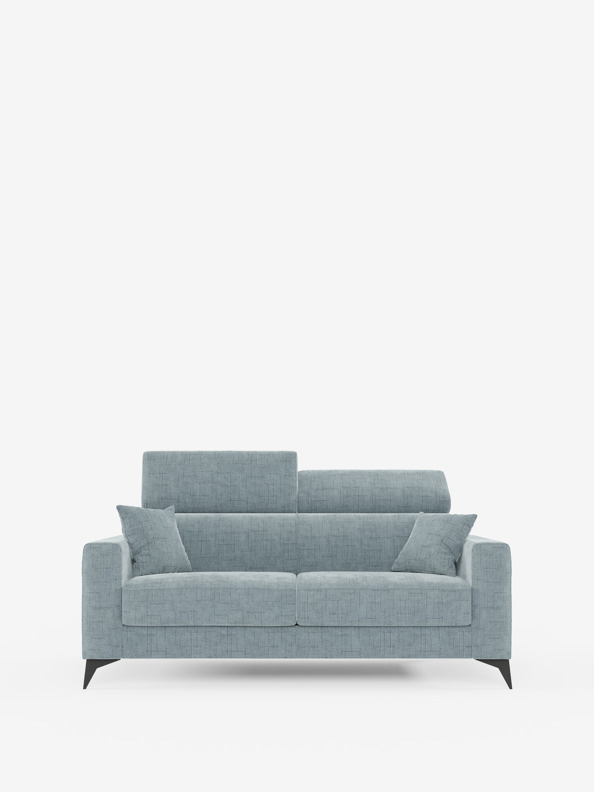 Un divano letto matrimoniale Pegaso in stile contemporaneo di Divani.Store, rivestito in tessuto jacquard T22 azzurro resistente alle macchie, è dotato di due cuscini di seduta, due cuscini di schienale, due braccioli e quattro gambe angolate nere. Due cuscini decorativi coordinati impreziosiscono ciascuna estremità. Su uno sfondo bianco a tinta unita, questo elegante divano trasformabile con poggiatesta regolabili spicca come elemento centrale della stanza.