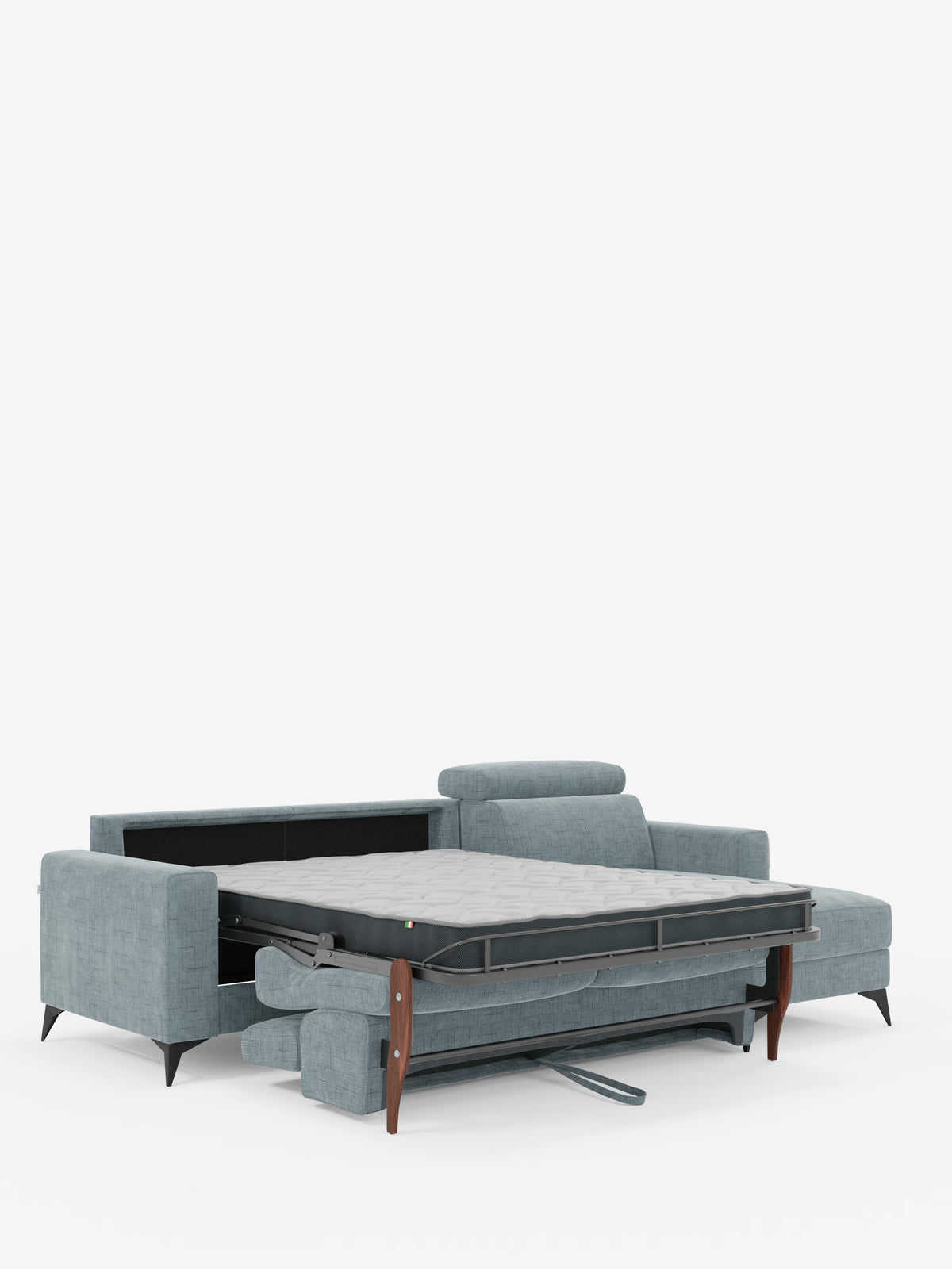Il divano letto angolare Pegaso di Divani.Store, realizzato in tessuto jacquard T22 smacchiabile di colore azzurro, si trasforma facilmente in un letto grazie al materasso che si estende verso l’esterno. Questo divano componibile è caratterizzato da sottili gambe nere angolate, un poggiatesta reclinabile regolabile e una robusta barra di sostegno in legno sotto la struttura aperta del letto. La penisola con chaise longue offre un comodo spazio aggiuntivo per riporre oggetti all’interno del divano. Lo