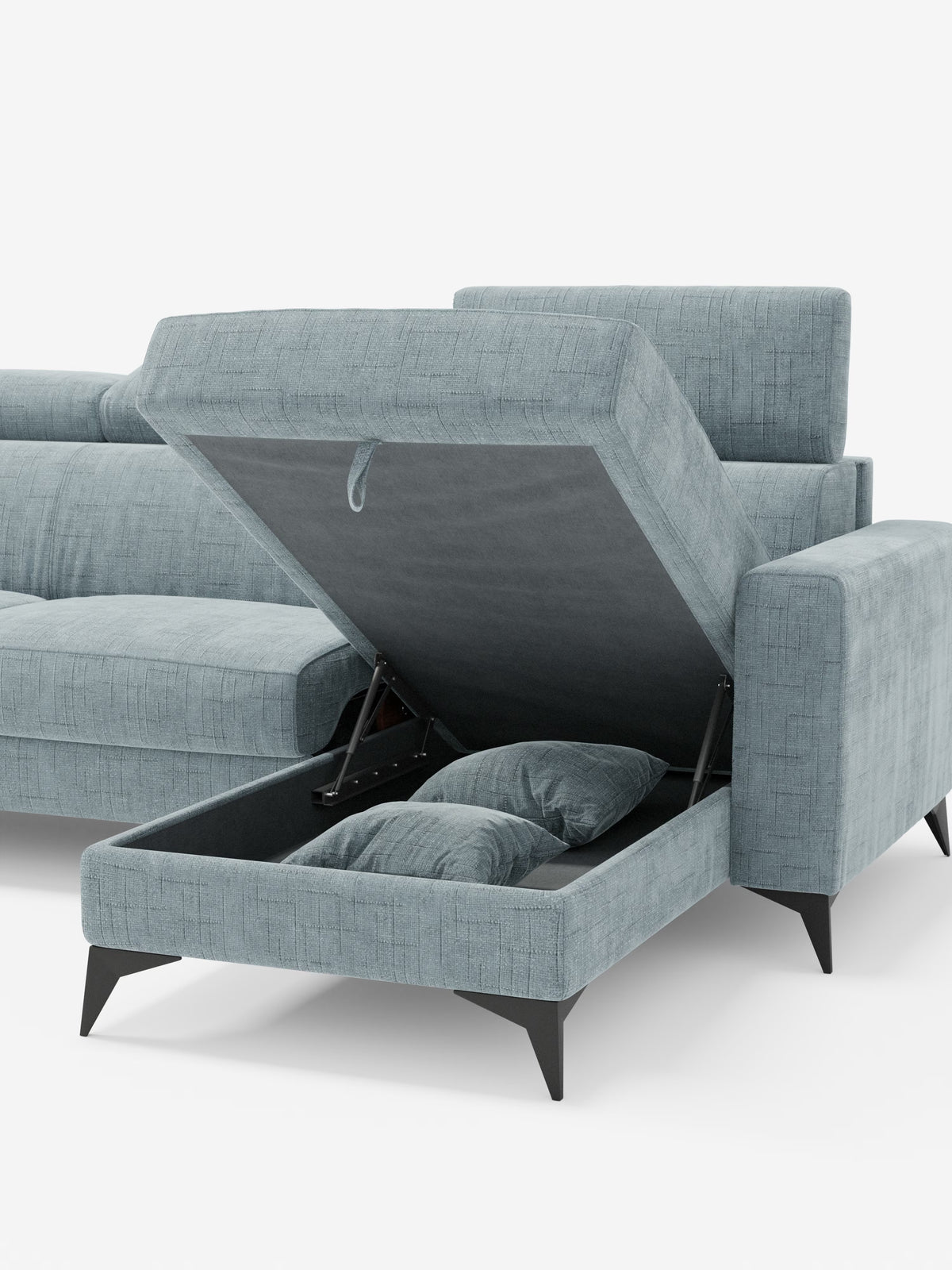 Il divano letto angolare Pegaso con poggiatesta reclinabili e penisola contenitore in tessuto jacquard smacchiabile T22 di Divani.Store è un moderno divano componibile azzurro, caratterizzato da gambe angolari nere e da un design minimalista. La sezione chaise longue con contenitore integrato si apre per rivelare cuscini disposti con cura, il tutto su uno sfondo bianco a tinta unita.