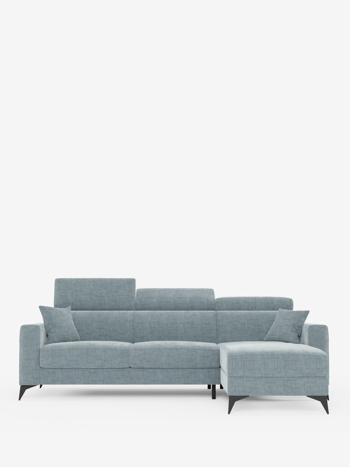 Il divano letto angolare Pegaso di Divani.Store, rivestito in tessuto jacquard T22 facile da pulire, è dotato di tre cuscini di seduta, due cuscini dello schienale e una chaise longue con vano portaoggetti sul lato destro. L'elegante divano azzurro è dotato di poggiatesta regolabili e quattro cuscini decorativi coordinati. Poggia su gambe nere corte e angolate che risaltano sullo sfondo bianco.