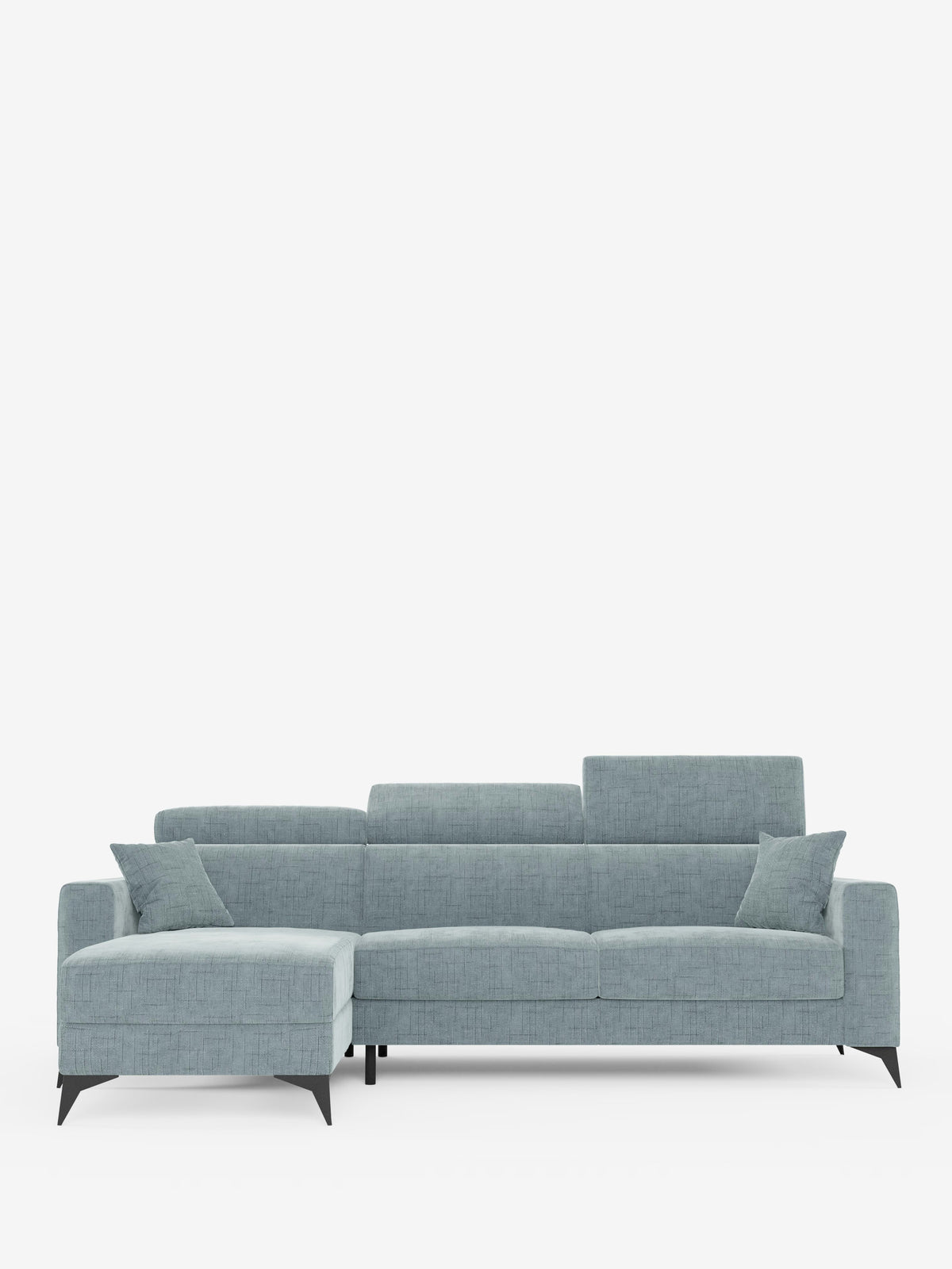 Il divano letto angolare Pegaso di Divani.Store è un moderno divano componibile di colore azzurro, rivestito in tessuto jacquard facile da pulire (T22), caratterizzato da una chaise longue sul lato sinistro con vano portaoggetti integrato, tre poggiatesta regolabili, sottili gambe in metallo nero e tre cuscini decorativi coordinati. Il rivestimento del divano presenta un motivo leggermente goffrato ed è fotografato su uno sfondo bianco a tinta unita.
