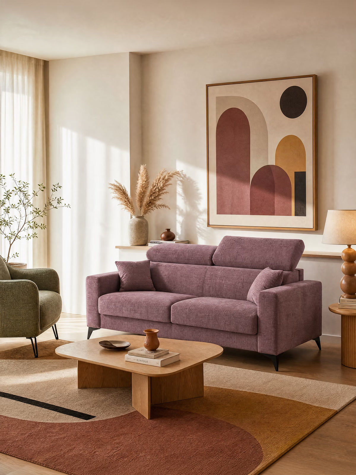 Un soggiorno moderno arredato con il divano letto matrimoniale Pegaso con poggiatesta reclinabili in tessuto jacquard smacchiabile T22 di Divani.Store in color malva, abbinato a una poltrona color oliva, un tavolino in legno e un quadro astratto. La luce del sole filtra attraverso le tende trasparenti e illumina un vaso con erba della pampa e una lampada posata su un tavolino. Un tappeto dai toni terra e un arredamento minimalista completano l’ambiente.