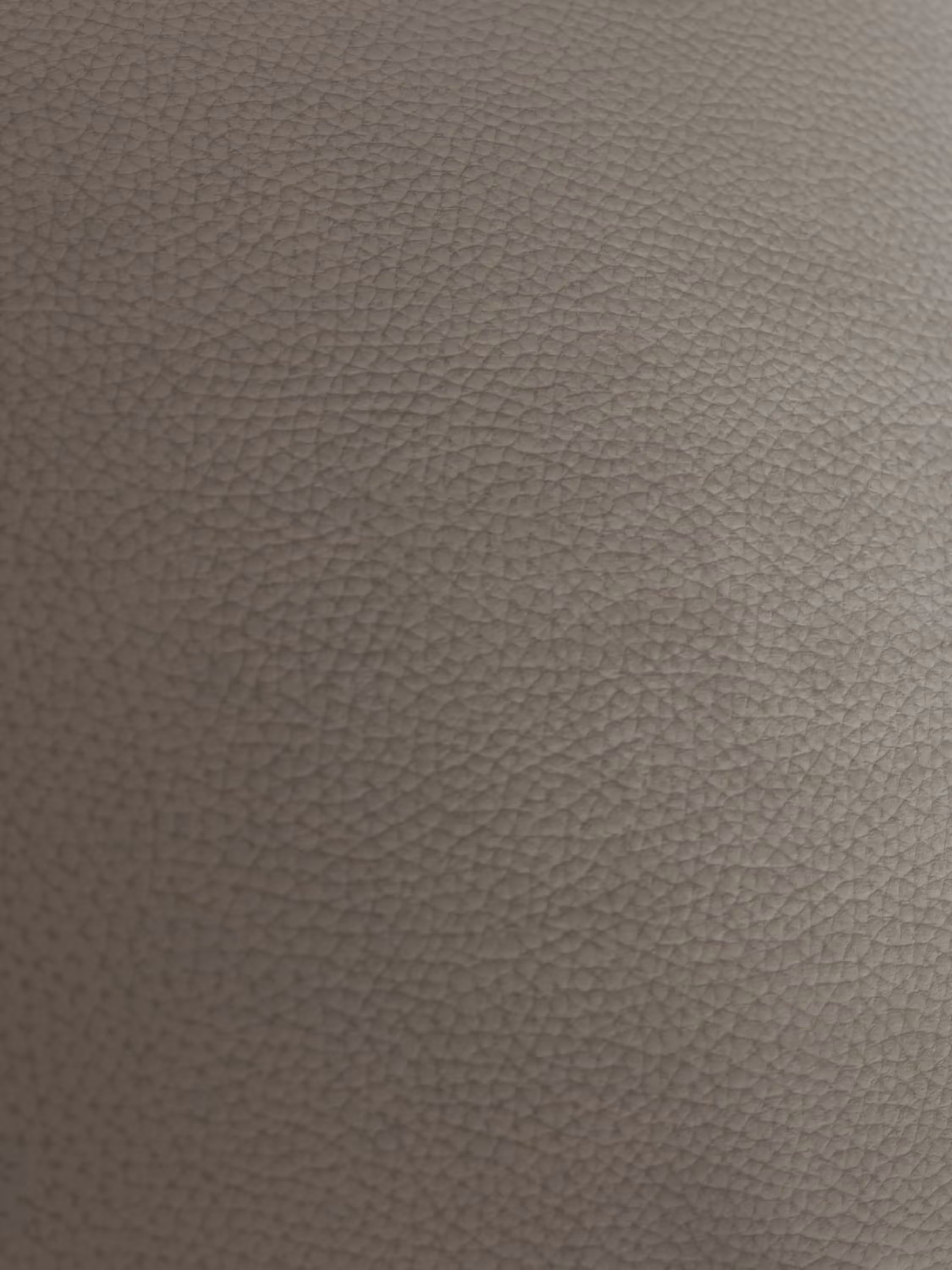 Primo piano del divano Chester 4 Posti 3 sedute in Vera Pelle – Chesterfield Capitonné Artigianale di Divani.Store, che mette in risalto la superficie in vera pelle marrone dalla trama particolare, con i caratteristici motivi a ciottoli e le curve morbide: un tratto distintivo dei classici modelli Chesterfield realizzati in Italia.