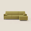 Un moderno divano letto angolare Primula giallo di Divani.Store con chaise longue, materasso H18 cm e due cuscini coordinati. Linee pulite, braccioli bassi e gambe corte e scure ne sottolineano lo stile contemporaneo su uno sfondo beige chiaro.