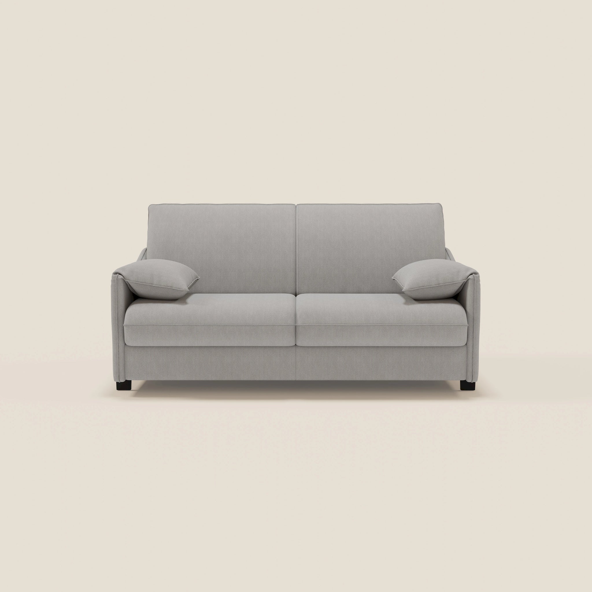 Il divano letto Primula da 177 cm di Divani.Store è dotato di braccioli mobili, tessuto grigio T05 facile da pulire e materasso alto 18 cm (140x197 cm). Due cuscini coordinati completano il suo look moderno con braccioli sottili e piedini neri.