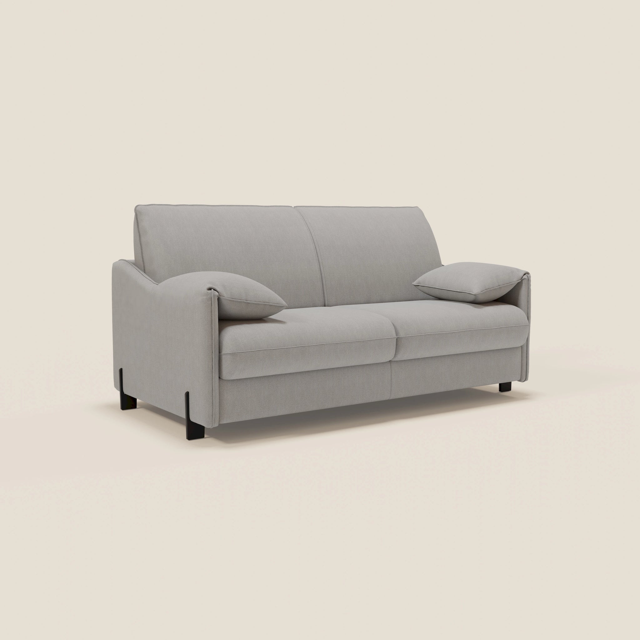 Il divano letto Primula da 177 cm di Divani.Store, nell'elegante tonalità T05 GRIGIO, presenta ampi braccioli mobili, gambe nere e due cuscini coordinati. Presentato su uno sfondo bianco sporco, offre comfort in uno stile moderno e minimalista.
