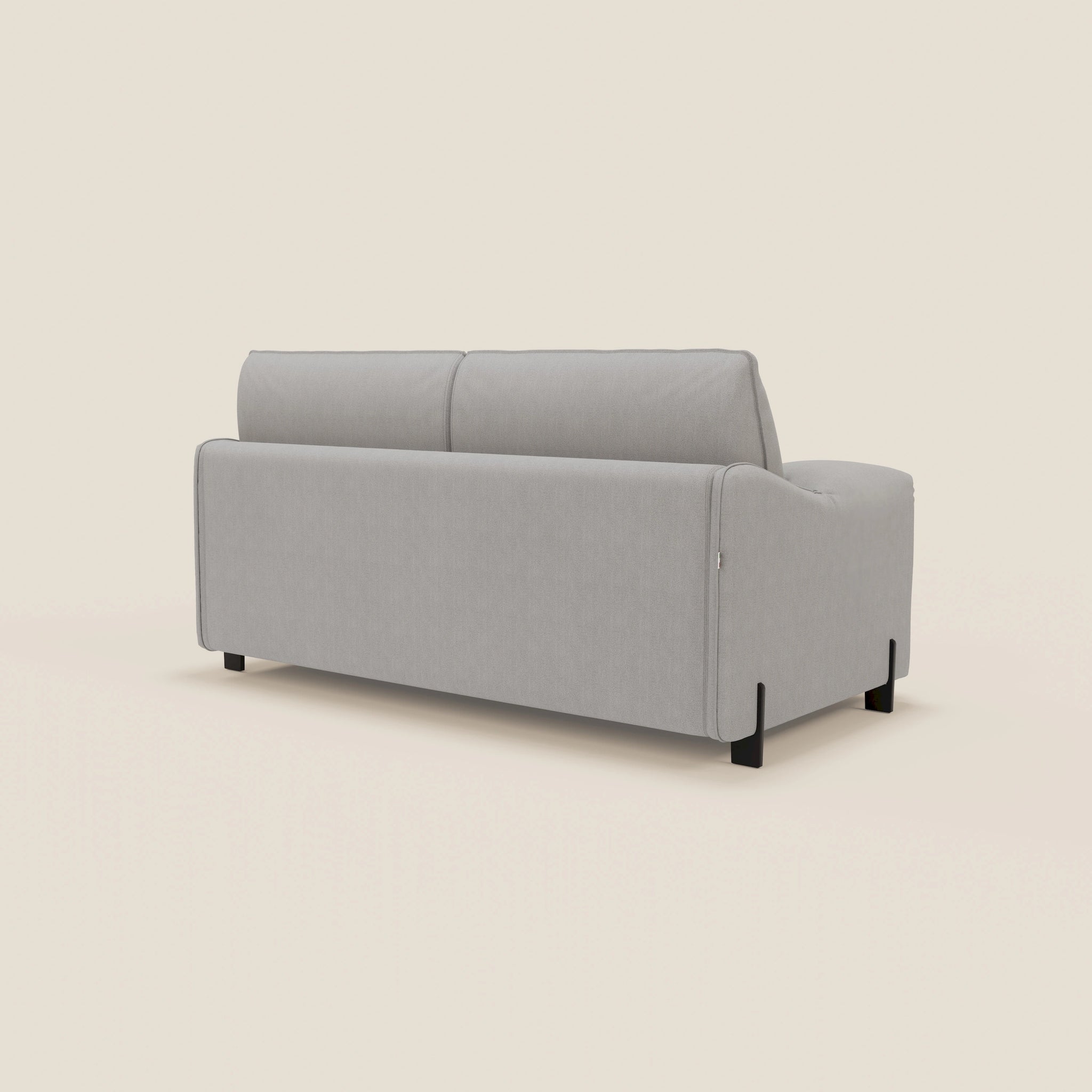 Il divano letto Primula 177 cm di Divani.Store in tessuto smacchiabile T05 GRIGIO, con materasso alto 18 cm e braccioli mobili, offre linee moderne e comfort contemporaneo, ideale contro uno sfondo off-white.
