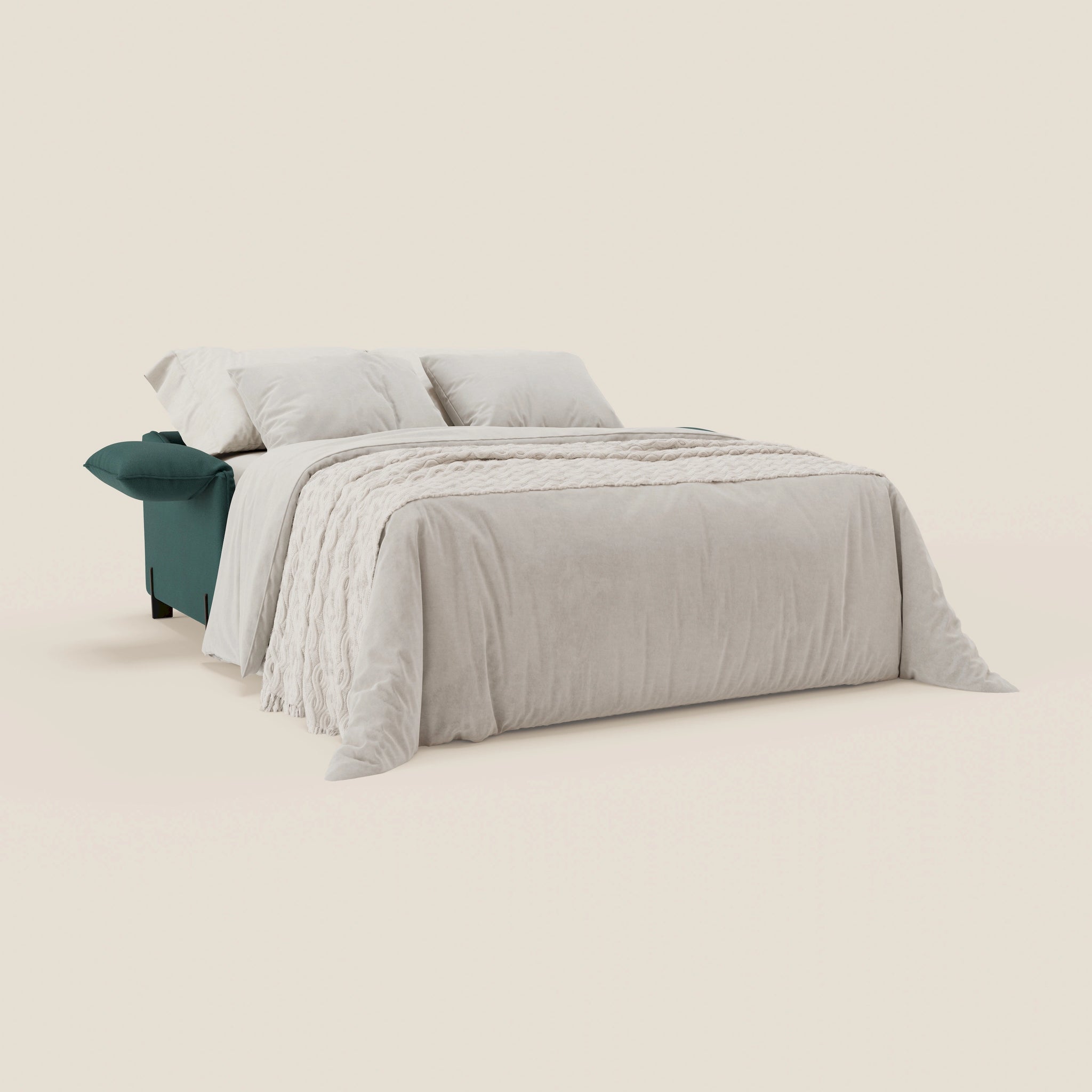 Il divano letto Primula con materasso alto 18 cm di Divani.Store, in tessuto antimacchia verde scuro T05 con braccioli sfoderabili, è presentato nella versione letto con piumone e cuscini color crema, coniugando stile minimal e comfort contemporaneo.