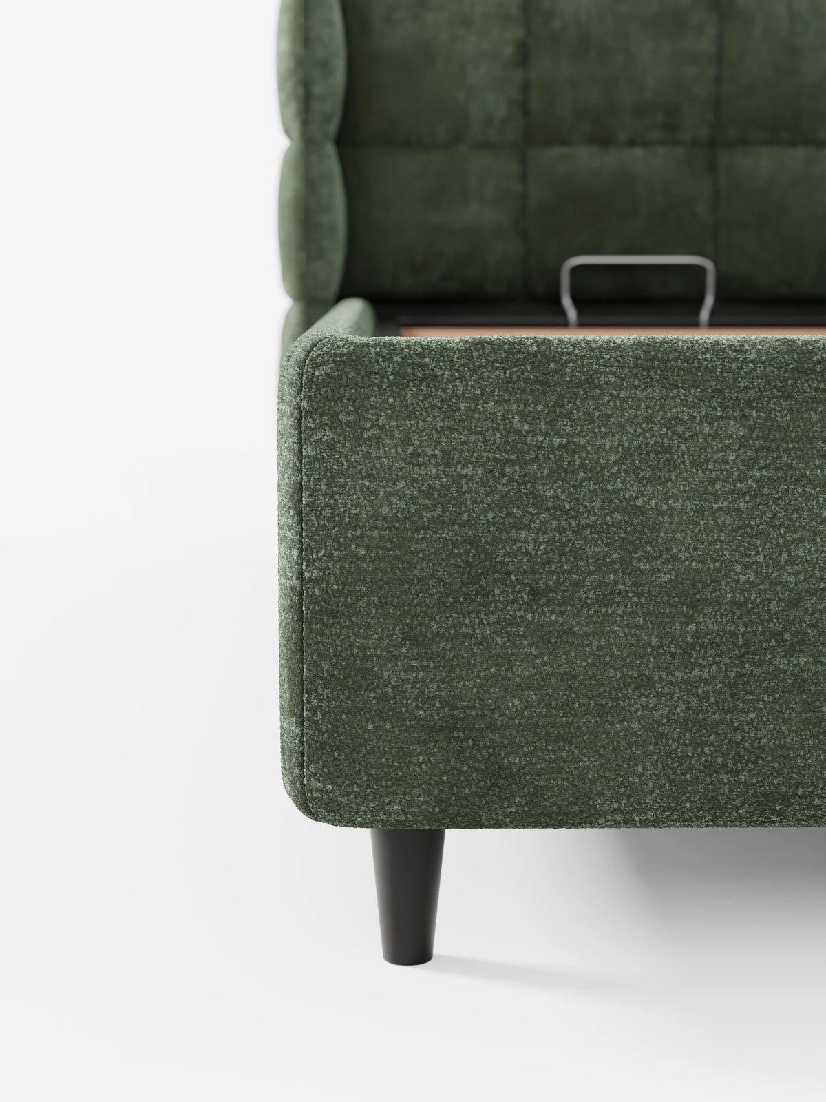 Un letto imbottito RAGNAR di colore verde scuro, con contenitore e testiera capitonné avvolgente, spicca su uno sfondo bianco, con un lato aperto che ne rivela il vano contenitore interno.