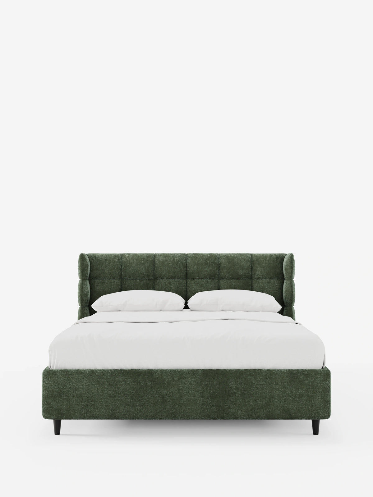 Un letto RAGNAR color verde bosco, imbottito, con contenitore e testiera capitonné avvolgente, caratterizzata da un’alta testiera con schienale ad ali trapuntata, lenzuola bianche immacolate e quattro gambe affusolate scure su uno sfondo bianco.