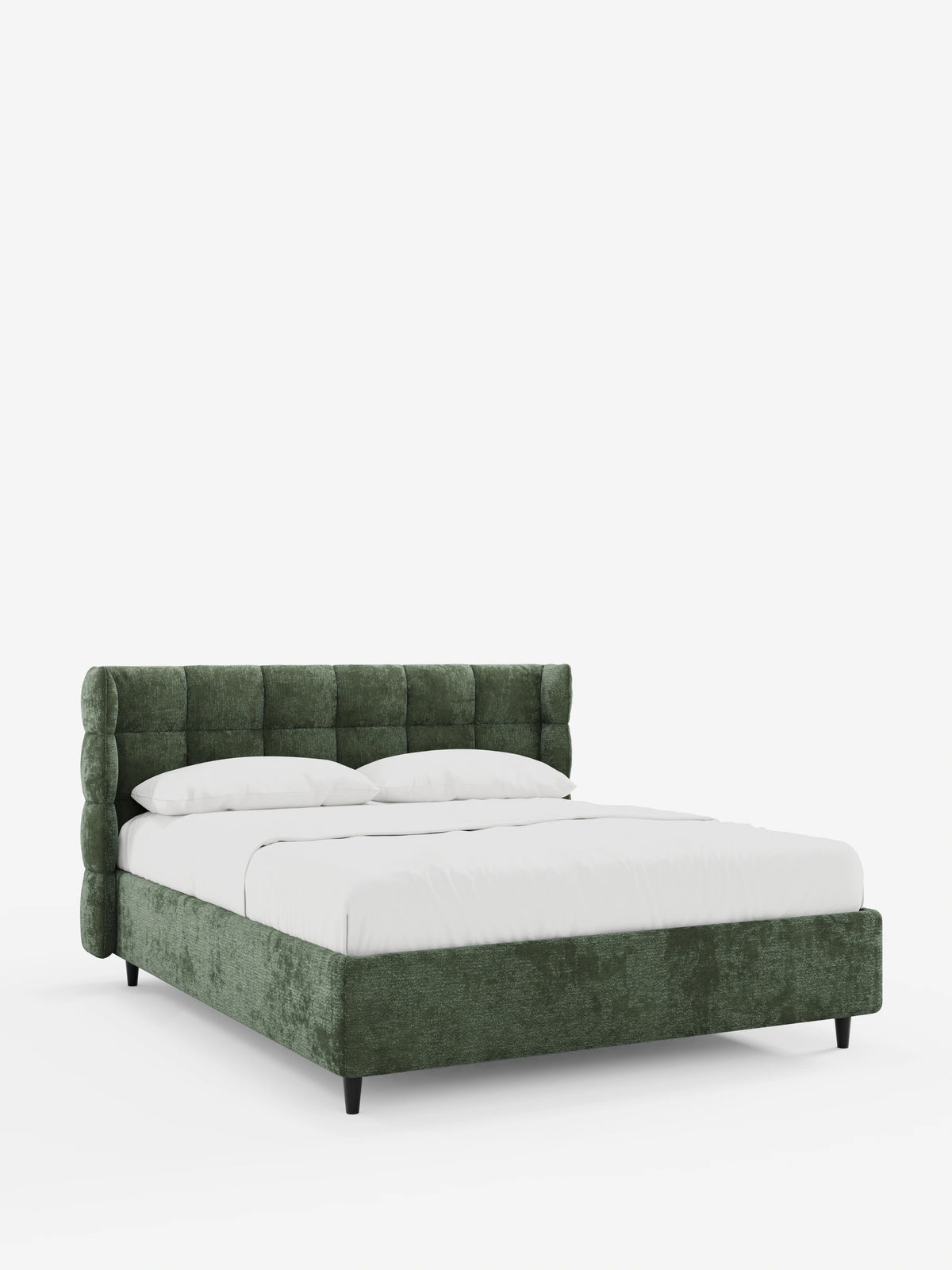 Un letto imbottito RAGNAR con contenitore e testiera capitonné avvolgente in verde salvia su sfondo bianco, caratterizzato da un’alta testiera capitonné avvolgente, biancheria da letto candida e gambe corte, scure e affusolate.