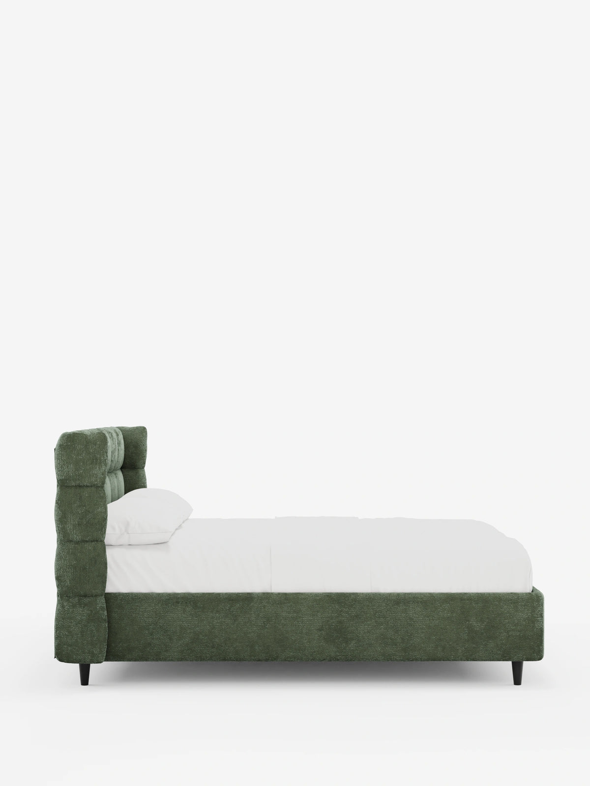Vista laterale di un letto imbottito RAGNAR color verde bosco con contenitore e testiera capitonné avvolgente, caratterizzata da una testiera alta, curva e trapuntata con bottoni, biancheria da letto bianca e piccole gambe affusolate nere, su uno sfondo bianco a tinta unita.