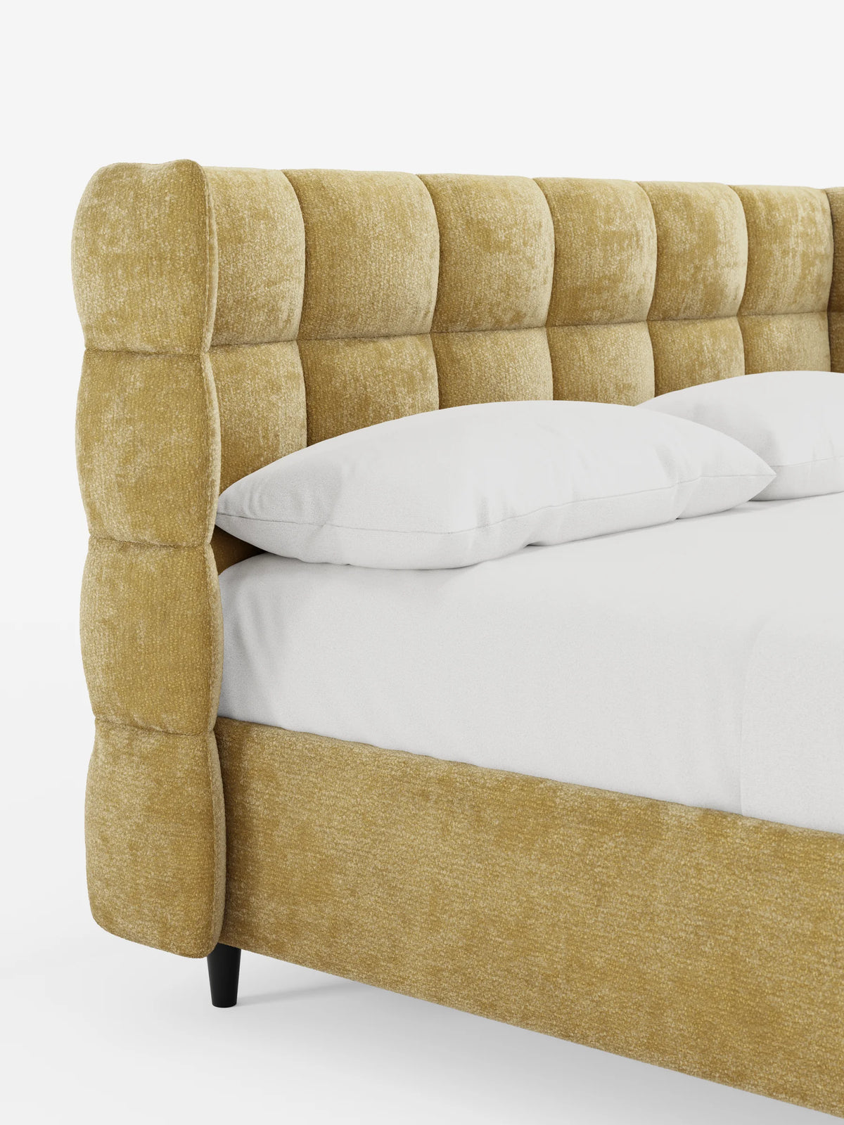 Il letto imbottito RAGNAR, con contenitore e testiera capitonné avvolgente, presenta una testiera curva imbottita di colore giallo senape con trapuntatura quadrata e rivestita in lino bianco, che poggia su gambe affusolate di colore scuro su uno sfondo bianco.