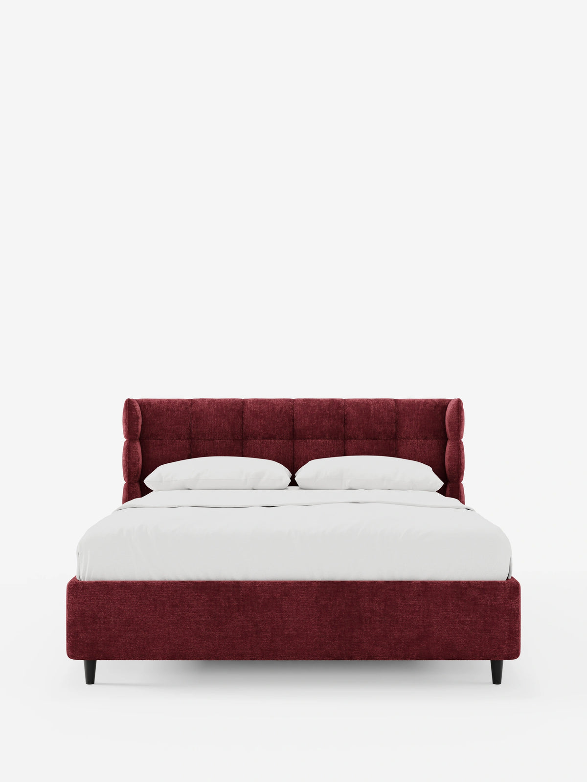 Il letto imbottito RAGNAR con contenitore e testiera capitonné avvolgente in rosso scuro, caratterizzato da un’alta testiera capitonné con ali ricurve, lenzuola bianche immacolate e gambe corte in legno scuro su uno sfondo bianco.