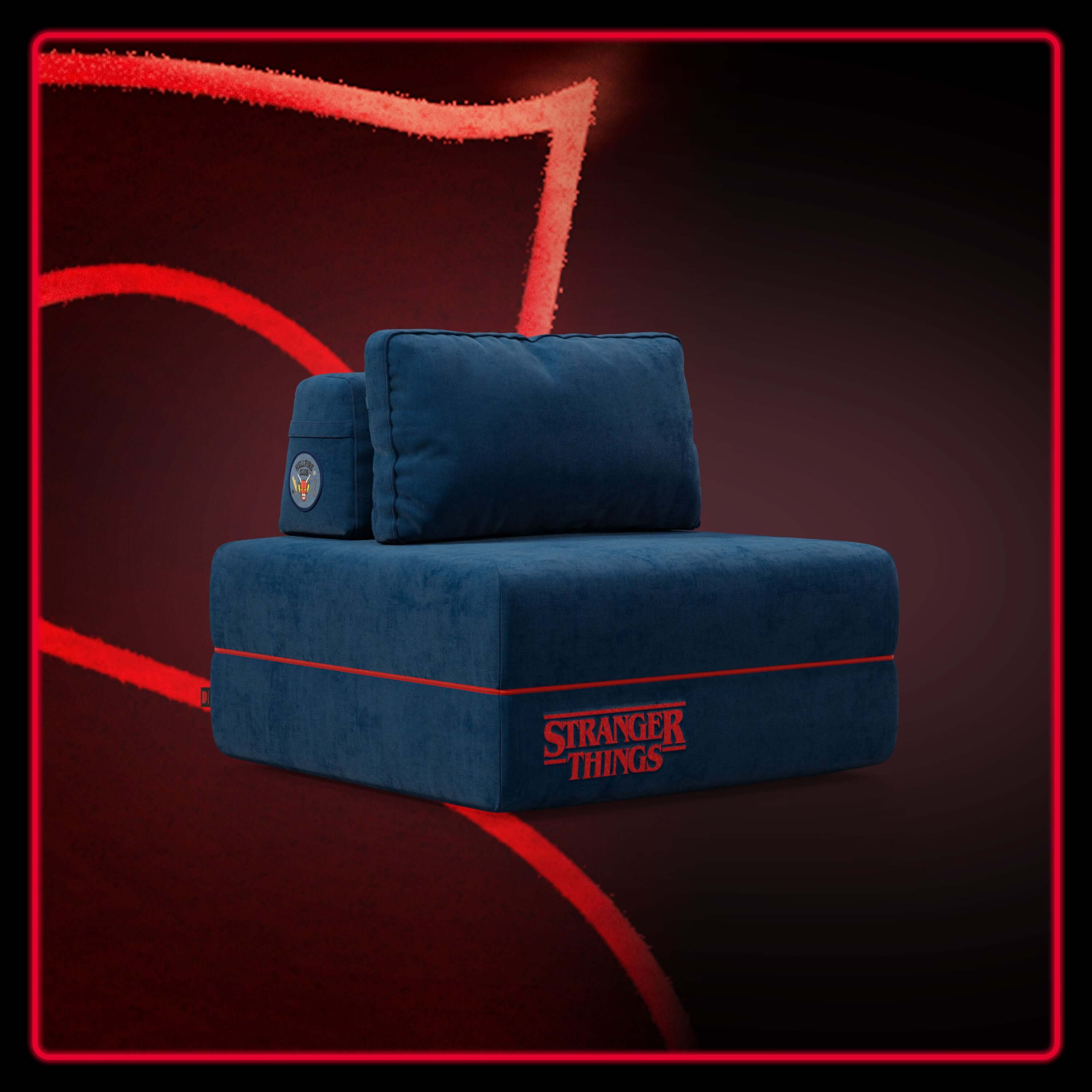 La poltrona letto Rift STRANGER THINGS Edition di Divani.Store, in tessuto blu antimacchia con materasso in memory foam da 22 cm, è caratterizzata da ricami rossi, patch con logo della sfilata e bordini su un'ambientazione scura con linee rosse al neon.