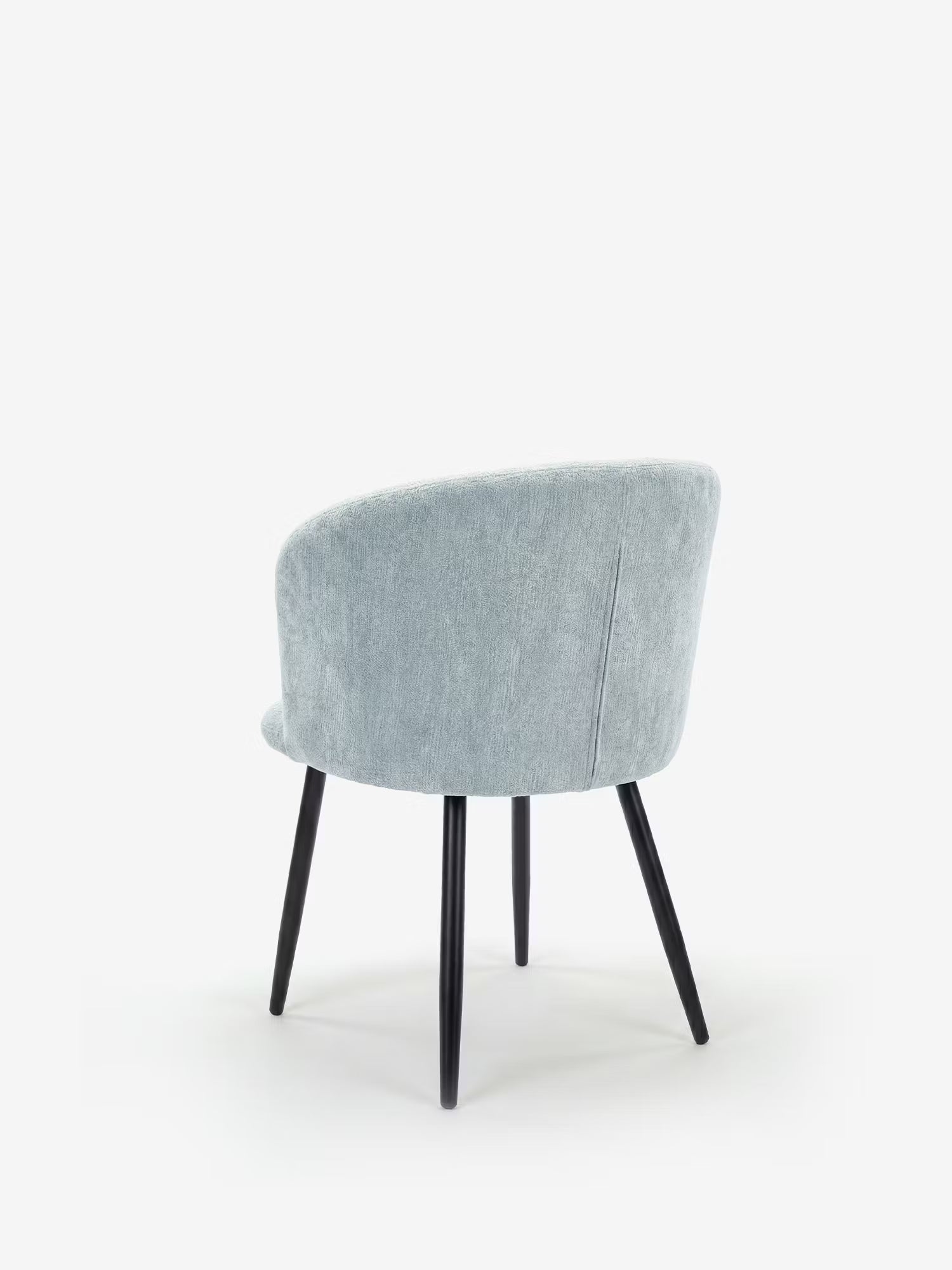 La Rovo Sedia con braccioli di Divani.Store presenta un rivestimento in ciniglia azzurra, uno schienale ricurvo e sottili gambe in metallo nero. È raffigurata su uno sfondo bianco a tinta unita, vista da un’angolazione posteriore a tre quarti.