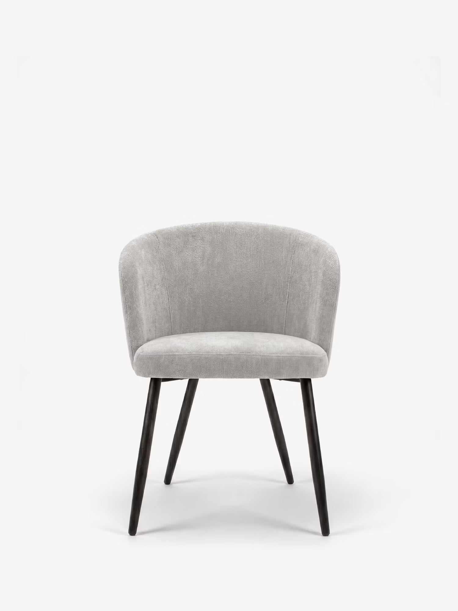 La Rovo Sedia con braccioli di Divani.Store è una poltrona di design moderno con schienale curvo rivestito in ciniglia, seduta imbottita e gambe in metallo nero: uno stile minimalista e sofisticato, qui raffigurata su uno sfondo bianco a tinta unita.