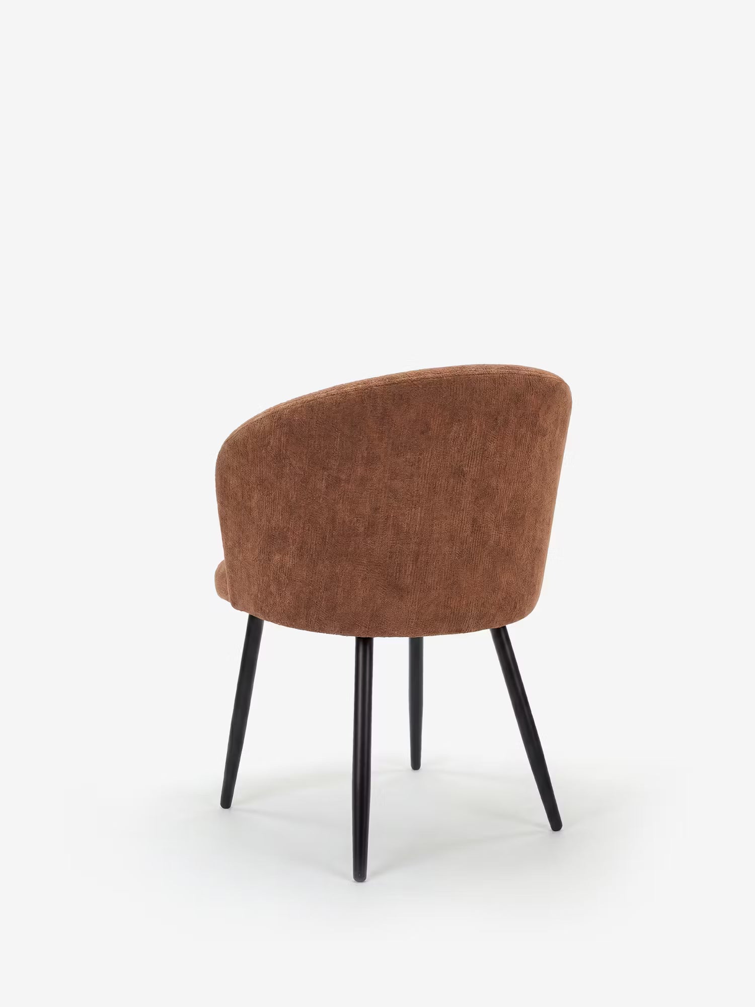 La sedia Rovo con braccioli di Divani.Store presenta un moderno rivestimento in ciniglia marrone, uno schienale curvo e gambe in metallo nero. Ripresa di spalle su uno sfondo bianco, mette in risalto il suo design minimalista.