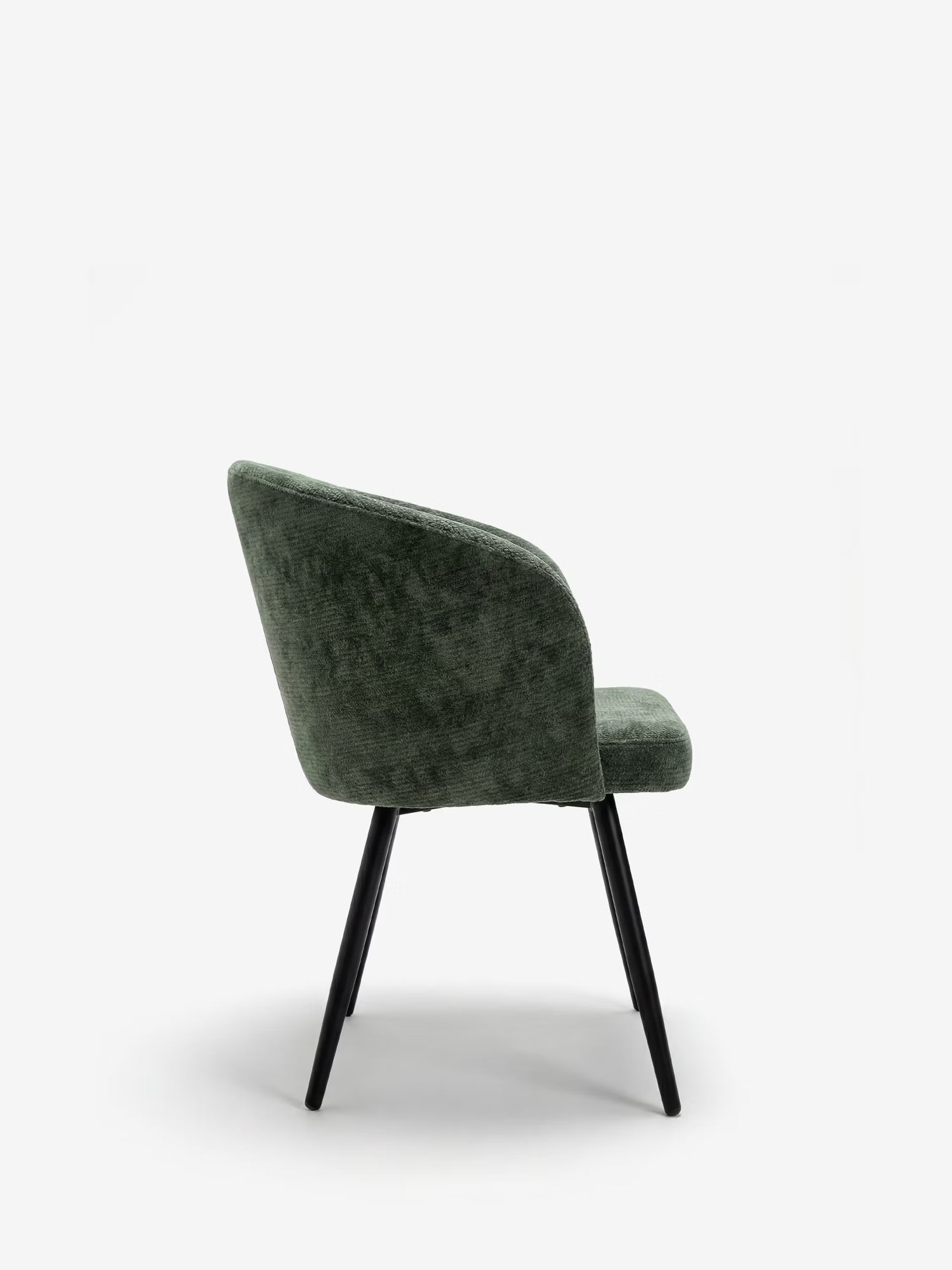 La Rovo Sedia con braccioli di Divani.Store è realizzata in ciniglia verde muschio, presenta uno schienale curvo e gambe angolate in metallo nero. Nell’immagine è raffigurata vista dal lato posteriore sinistro su uno sfondo bianco a tinta unita.
