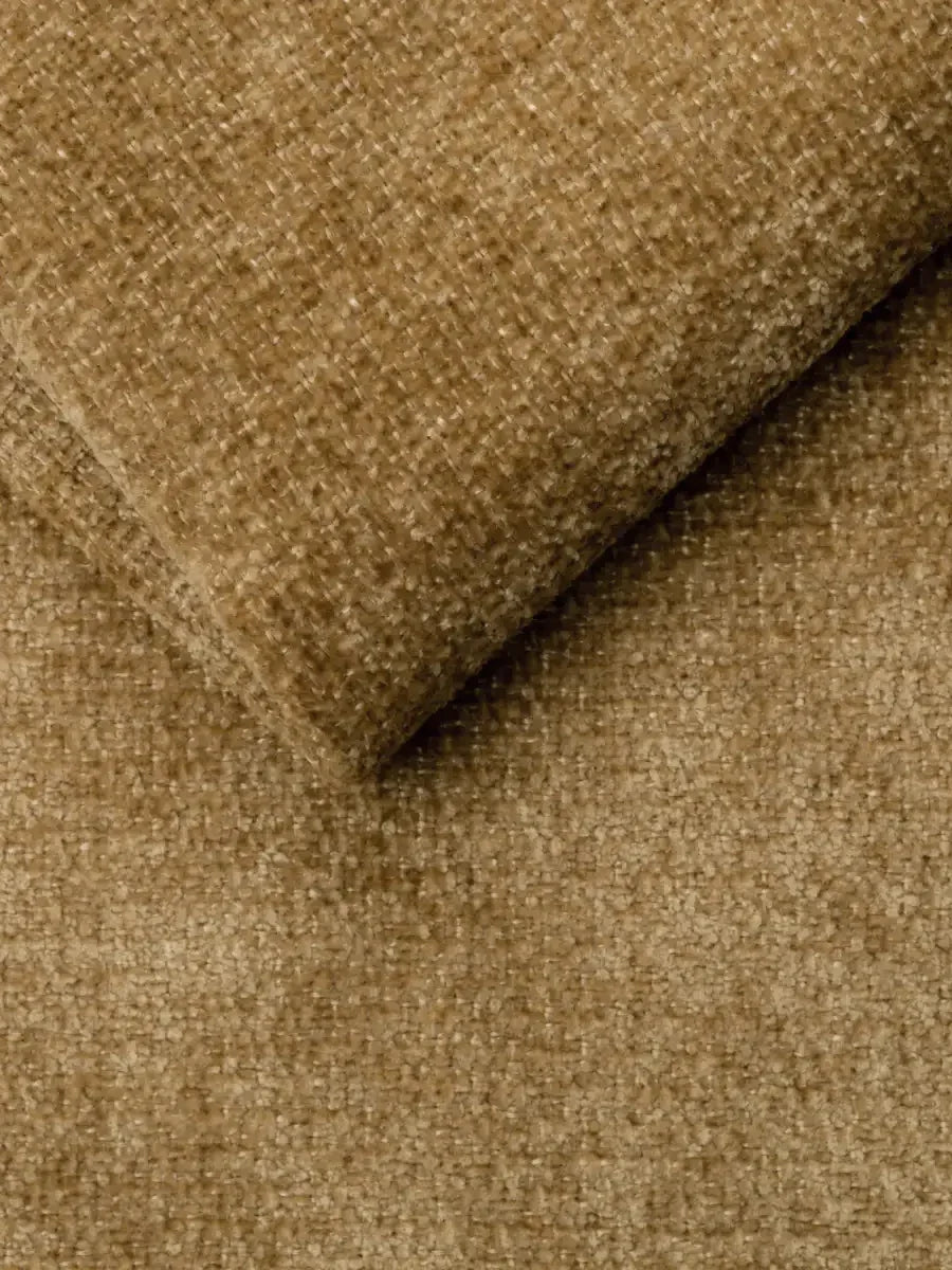 Primo piano sul tessuto dai toni caldi e marrone-dorati di un divano letto con letto estraibile Ottaviano, che mette in risalto la trama morbida e ricca di texture e il motivo fitto e vellutato del tessuto mentre è ripiegato.