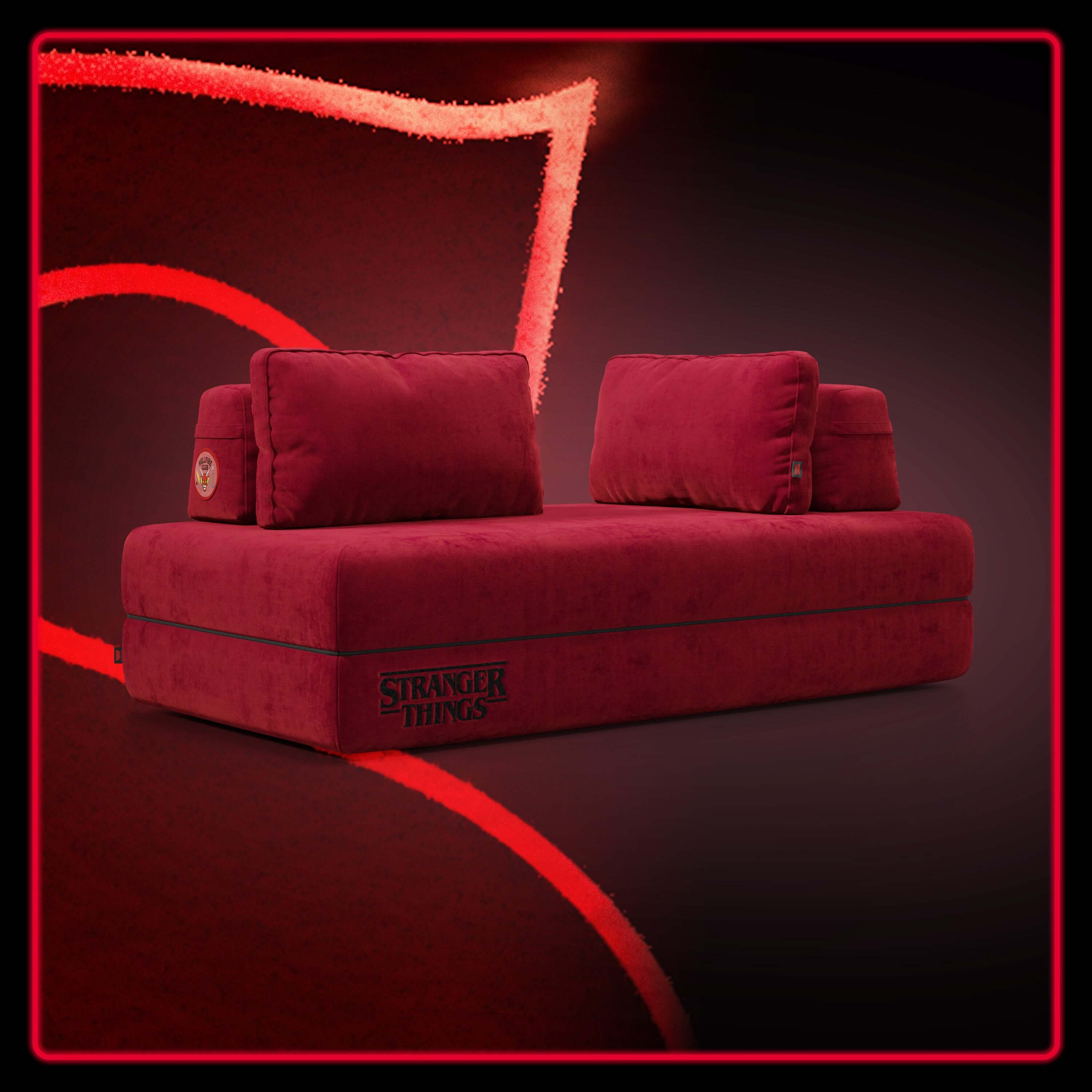 Il divano letto matrimoniale Rift STRANGER THINGS Edition di Divani.Store è un divano letto rosso intenso, antimacchia, con schienali mobili, materasso in memory foam alto 22 cm e pannelli con il logo della serie, perfetto per i fan di Netflix.