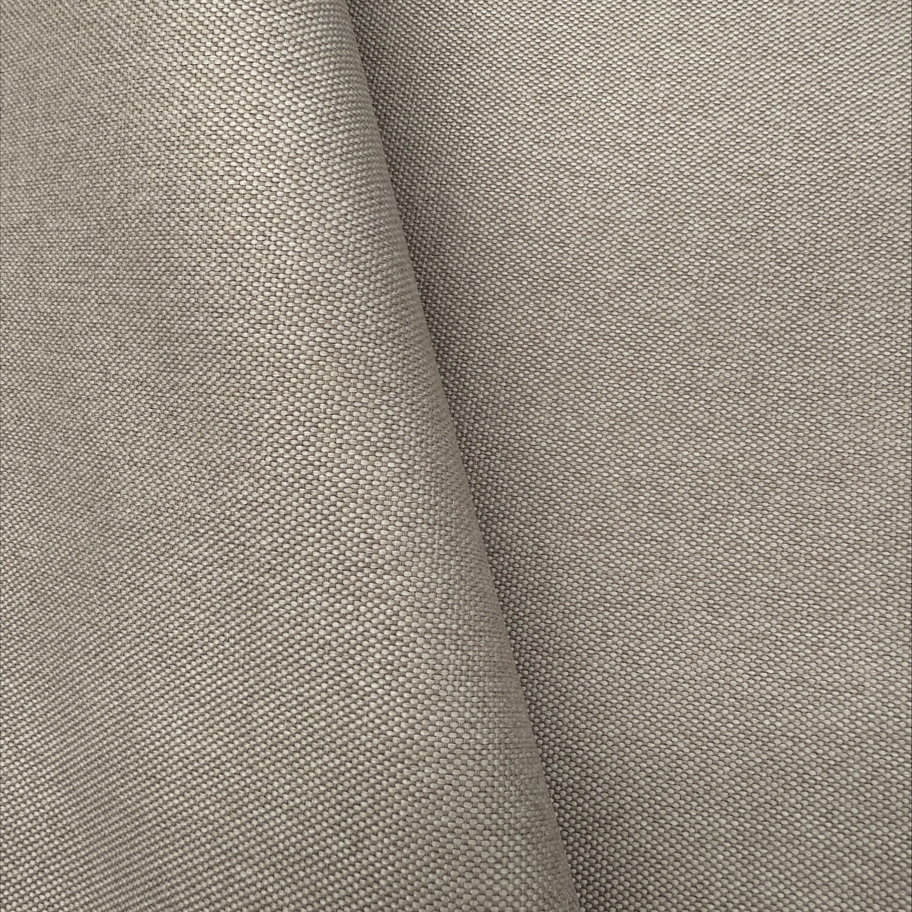 Primo piano di T13 Honey tessuto simil cotone impermeabile di Divani.Store. Tessuto grigio chiaro con una sottile piega diagonale, finitura opaca e fibre strettamente intrecciate. Facile da pulire per l'uso quotidiano.
