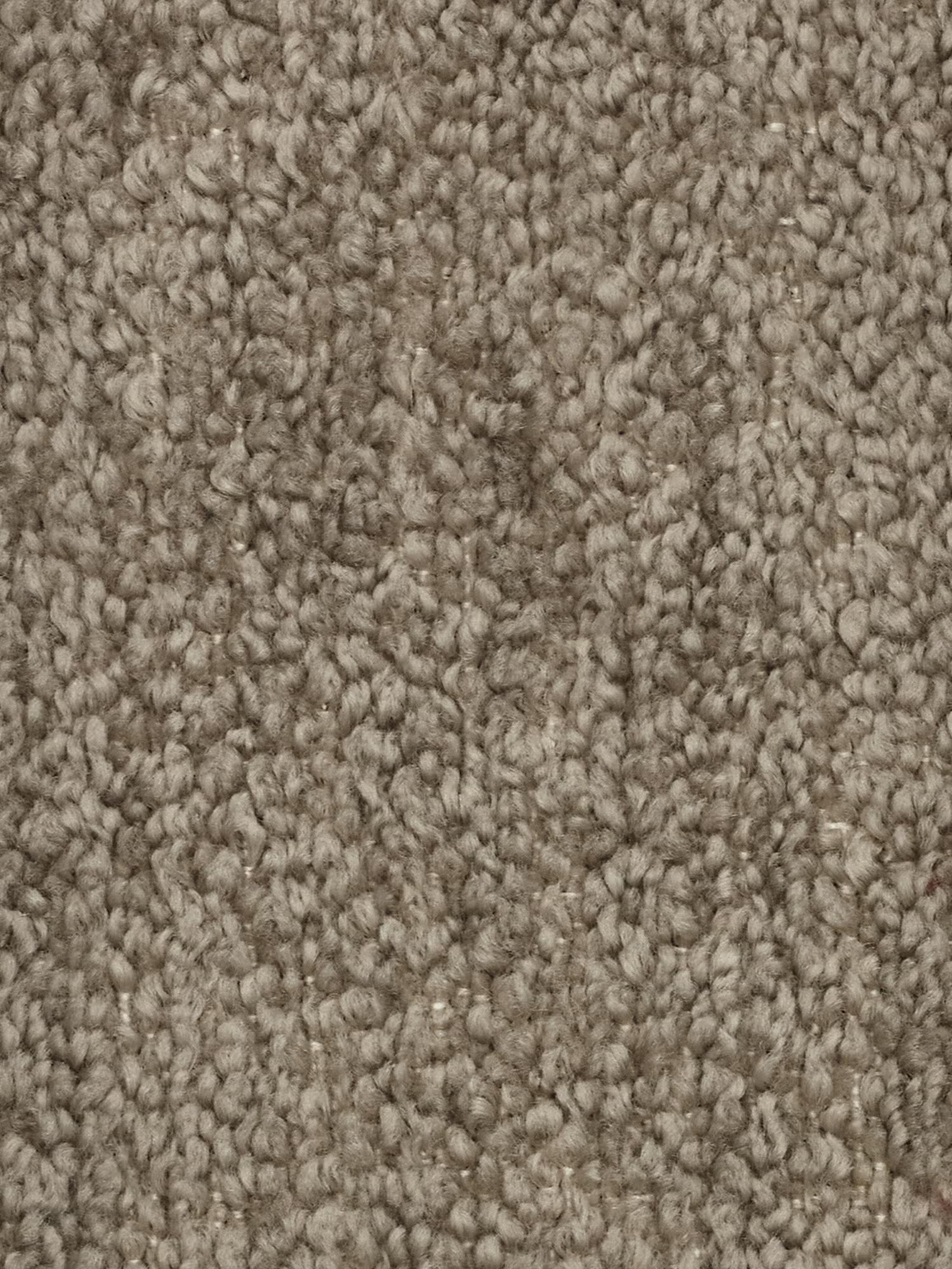 Primo piano di un tappeto dalla trama color beige e marrone chiaro, con fibre ad anello molto fitte, caratterizzato da sottili variazioni cromatiche e da un aspetto morbido e soffice. L'assenza di motivi o elementi distintivi permette di concentrare l'attenzione sulla superficie del tappeto: uno sfondo ideale per mettere in risalto la poltrona Mosaic modulo da 77 cm in bouclé - capitonné e design in tessuto smacchiabile T21 di Divani.Store o altri elementi di spicco all'interno del vostro salotto.