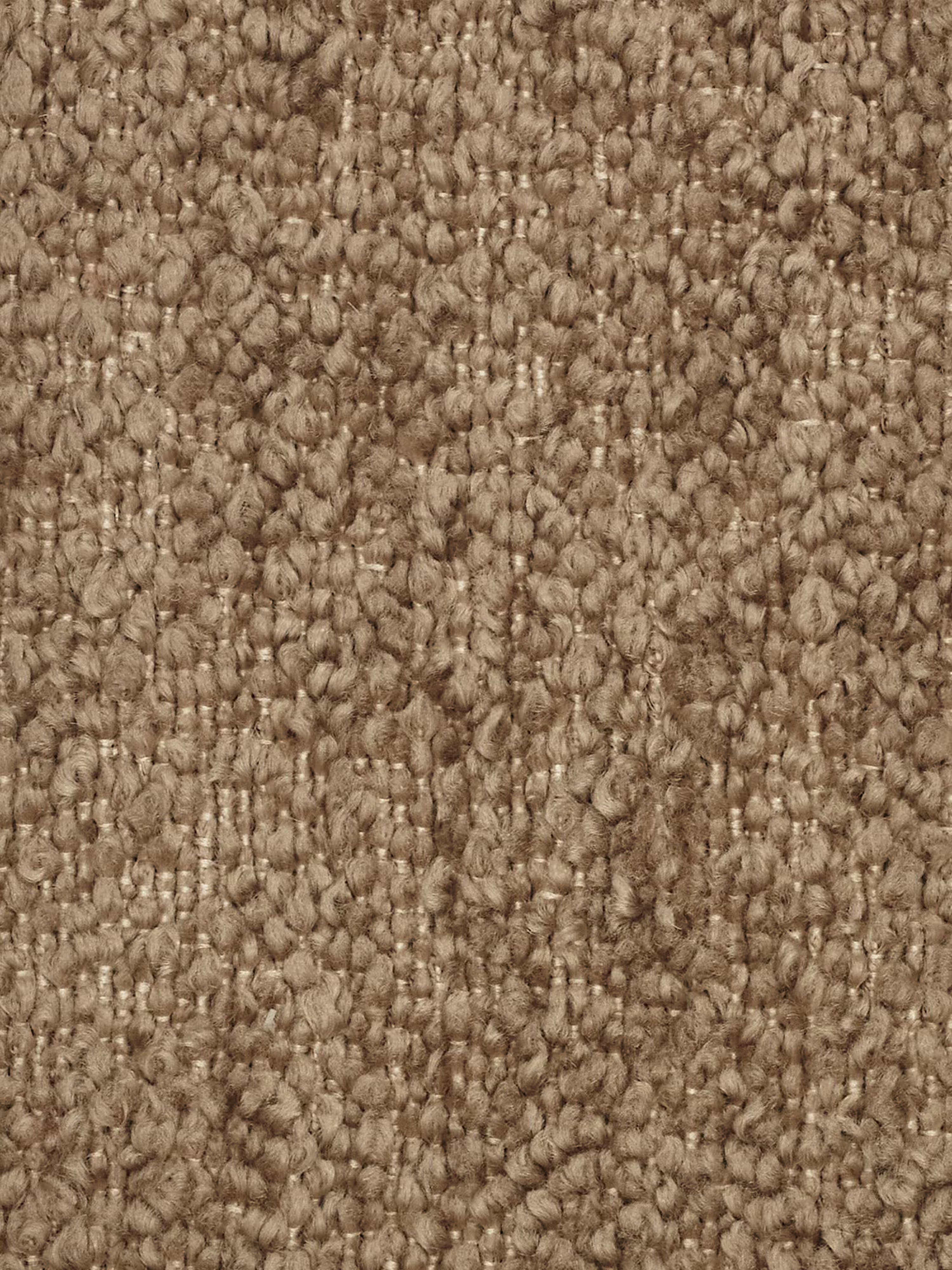 Primo piano di un tappeto a pelo riccio nei toni del beige-marrone, con una superficie testurizzata e a trama fitta. Perfetto per completare un soggiorno moderno, il suo motivo morbido e irregolare esalta l’atmosfera accogliente sotto il divano angolare componibile e modulare Mosaic in bouclé: capitonné e design in tessuto smacchiabile T21 di Divani.Store. L’illuminazione mette in risalto le sottili variazioni di colore e spessore del tessuto.