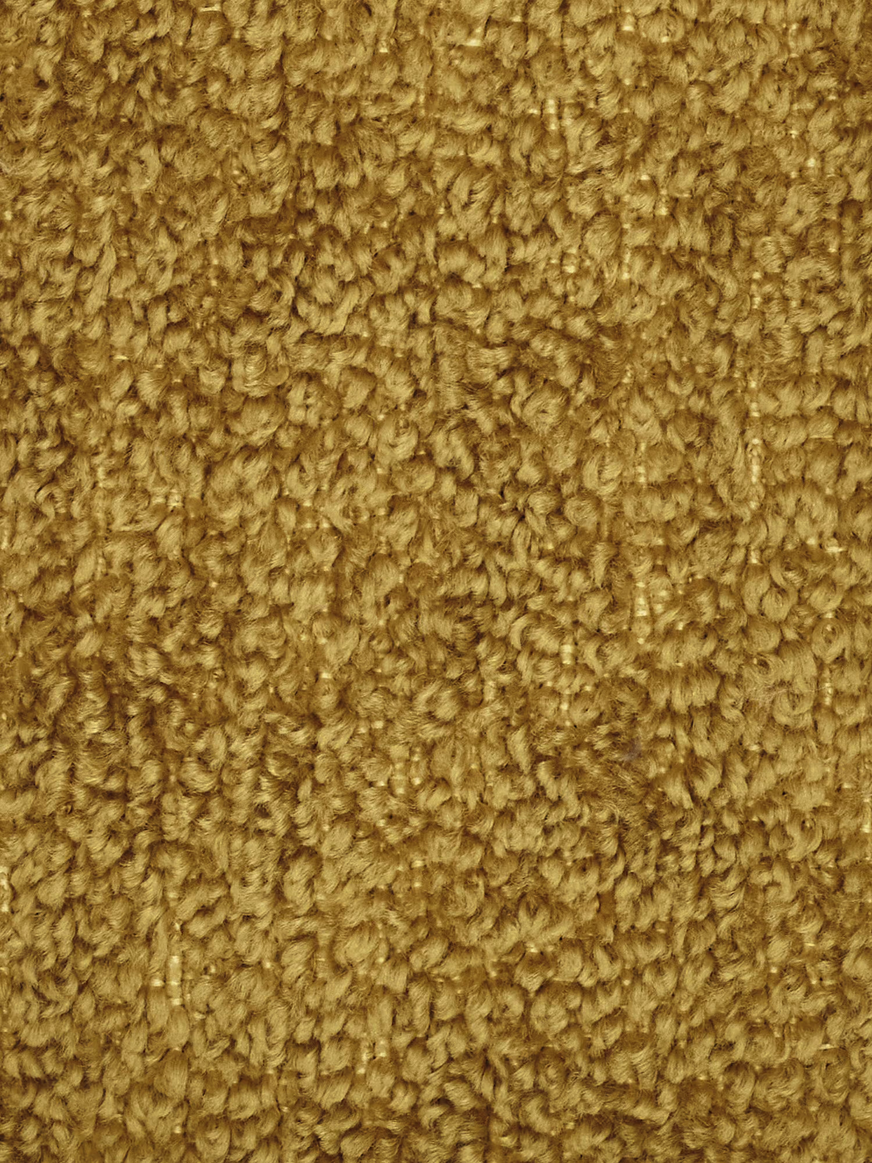 Primo piano del rivestimento in bouclé, dalla trama ricca, nei toni del giallo oro o senape, del divano angolare componibile e modulare “Mosaic” in bouclé: capitonné e design in tessuto smacchiabile T21 di Divani.Store. Le fibre a riccioli stretti richiamano la classica superficie bouclé spesso presente nei divani componibili, con variazioni visibili nell’altezza delle fibre e sottili ombreggiature che mettono in risalto il fitto motivo della trama, conferendo un aspetto morbido e soffice.