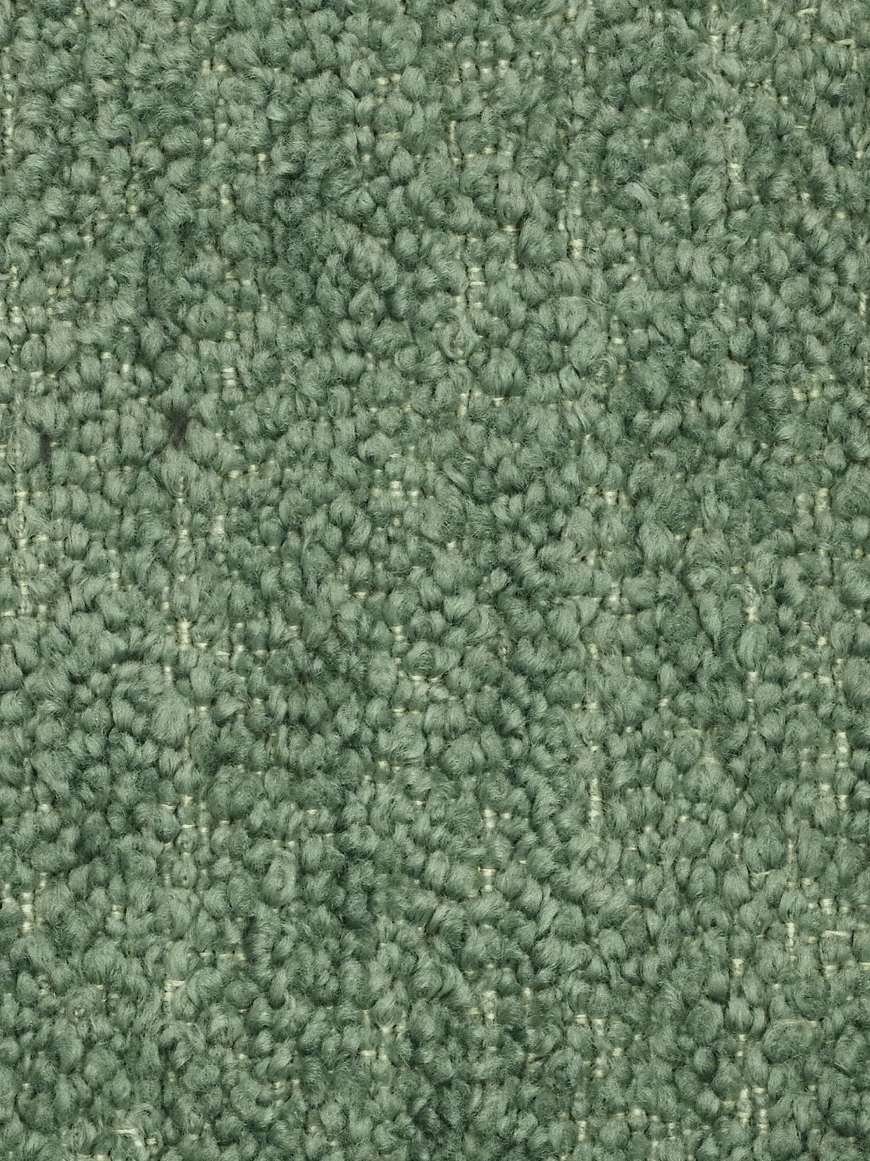 Primo piano della poltrona Mosaic modulo da 77 cm in bouclé di Divani.Store, caratterizzata da fibre a riccioli fitti e da una superficie strutturata che ricorda i classici rivestimenti in bouclé. Il design capitonné in tessuto T21 antimacchia presenta un motivo uniforme e leggermente irregolare, con tonalità di verde tenui che mostrano sottili variazioni a seconda della trama e dell’illuminazione.