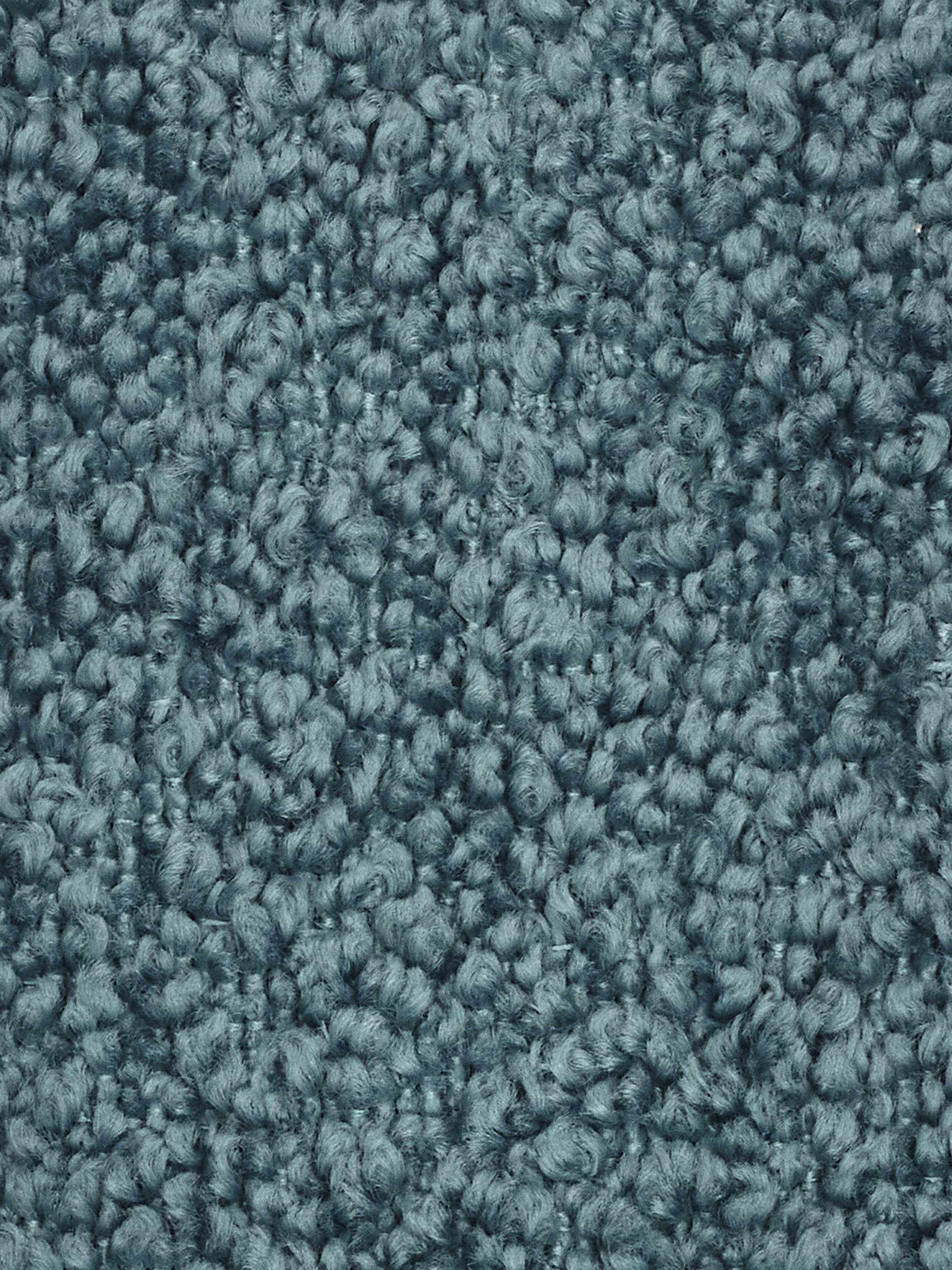 Primo piano del divano angolare componibile e modulare Mosaic in bouclé di Divani.Store, caratterizzato da fibre ad anello fitto in una tonalità tenue di blu verde acqua che ricorda il sofisticato rivestimento in bouclé. L’immagine mette in risalto il motivo fitto e riccio e la consistenza morbida e soffice del rivestimento in tessuto smacchiabile T21, senza macchie visibili né motivi diversi dall’intricata trama bouclé.
