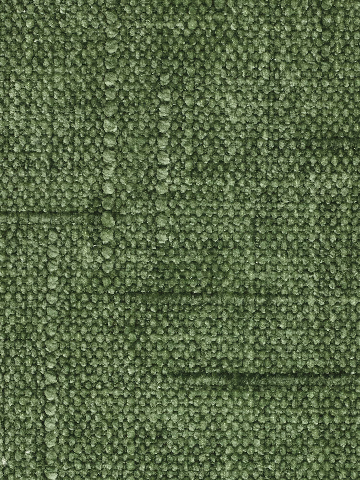 Primo piano del tessuto jacquard verde a trama in rilievo del divano letto angolare Pegaso con poggiatesta reclinabili e penisola contenitore in tessuto jacquard smacchiabile T22 di Divani.Store. La superficie a trama fitta e irregolare è caratterizzata da fibre che formano un delicato motivo a griglia, con ricche tonalità di verde terra che variano leggermente di sfumatura per conferire maggiore profondità e dimensione. Questo materiale elegante e resistente alle macchie è perfetto per rivestire un divano