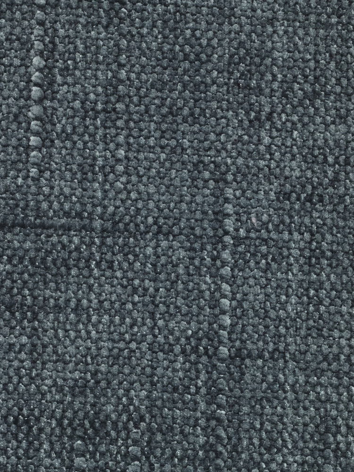 Primo piano di un tessuto jacquard grigio scuro dalla trama rigata, tratto dal divano letto matrimoniale Pegaso con poggiatesta reclinabili in tessuto jacquard lavabile T22 di Divani.Store. La superficie a riccioli, leggermente irregolare, offre una sensazione di densità e morbidezza al tatto, mentre le sottili cuciture nei punti di giunzione dei pannelli di tessuto formano linee e quadrati discreti, creando la base perfetta per un divano moderno.