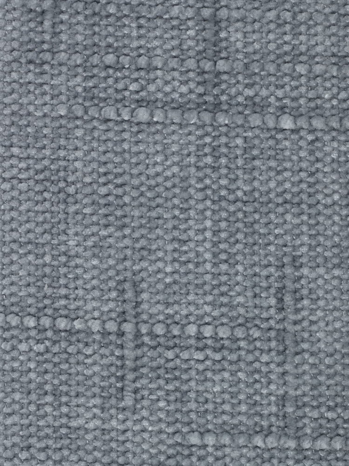 Primo piano del divano letto angolare Pegaso di Divani.Store, rivestito con un tessuto jacquard T22 a trama ruvida di colore grigio, caratterizzato da un delicato motivo a griglia creato dall’intersezione di linee orizzontali e verticali leggermente in rilievo. Il rivestimento smacchiabile presenta una superficie morbida e granulosa e una finitura opaca, ideale per arredare elementi di arredo di grande impatto come questo divano letto angolare dotato di poggiatesta regolabili e di una chaise longue con