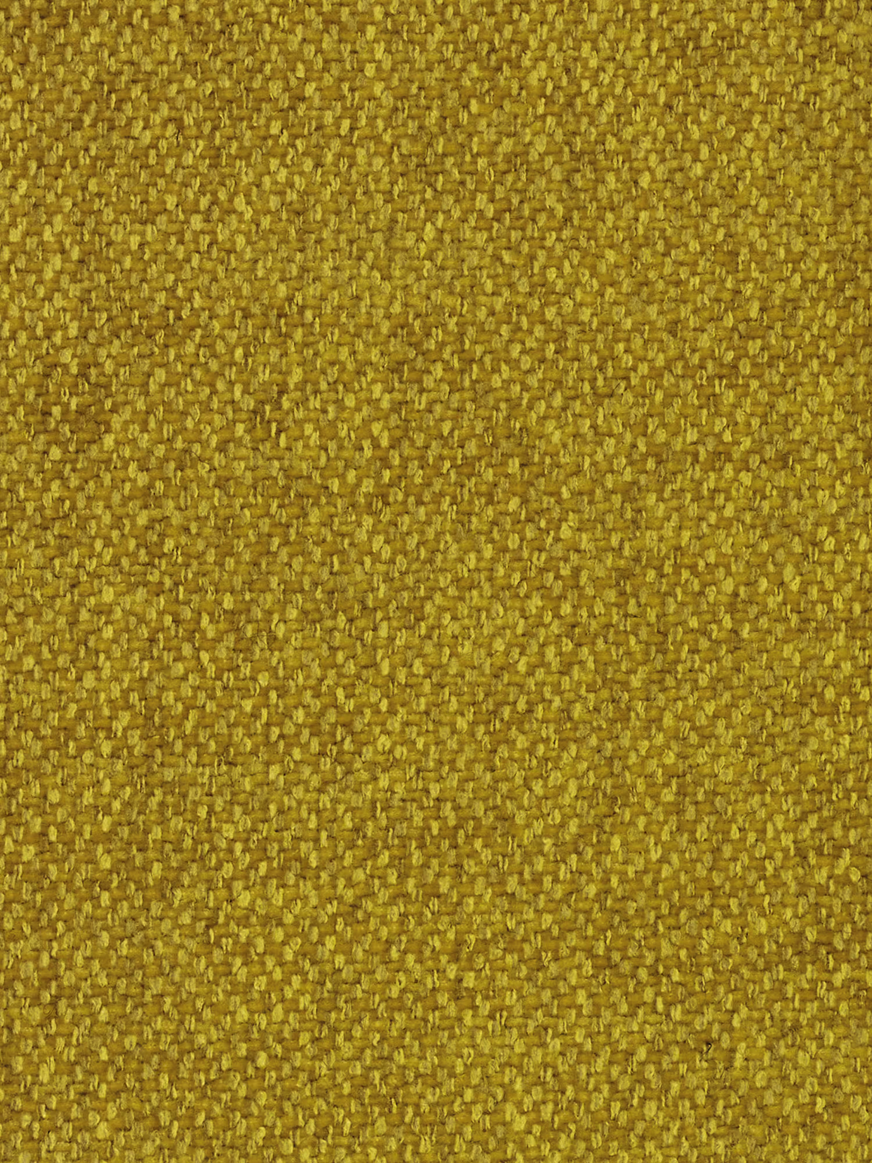 Primo piano del tessuto T23 antimacchia in giallo senape, caratterizzato da una trama grossolana con fili intrecciati visibili e una superficie leggermente irregolare. Questo tessuto da tappezzeria, spesso e resistente, è ideale per arredi come il divano Doric a 3 posti con sedute allungabili tramite relax elettrico e poggiatesta reclinabile di Divani.Store.