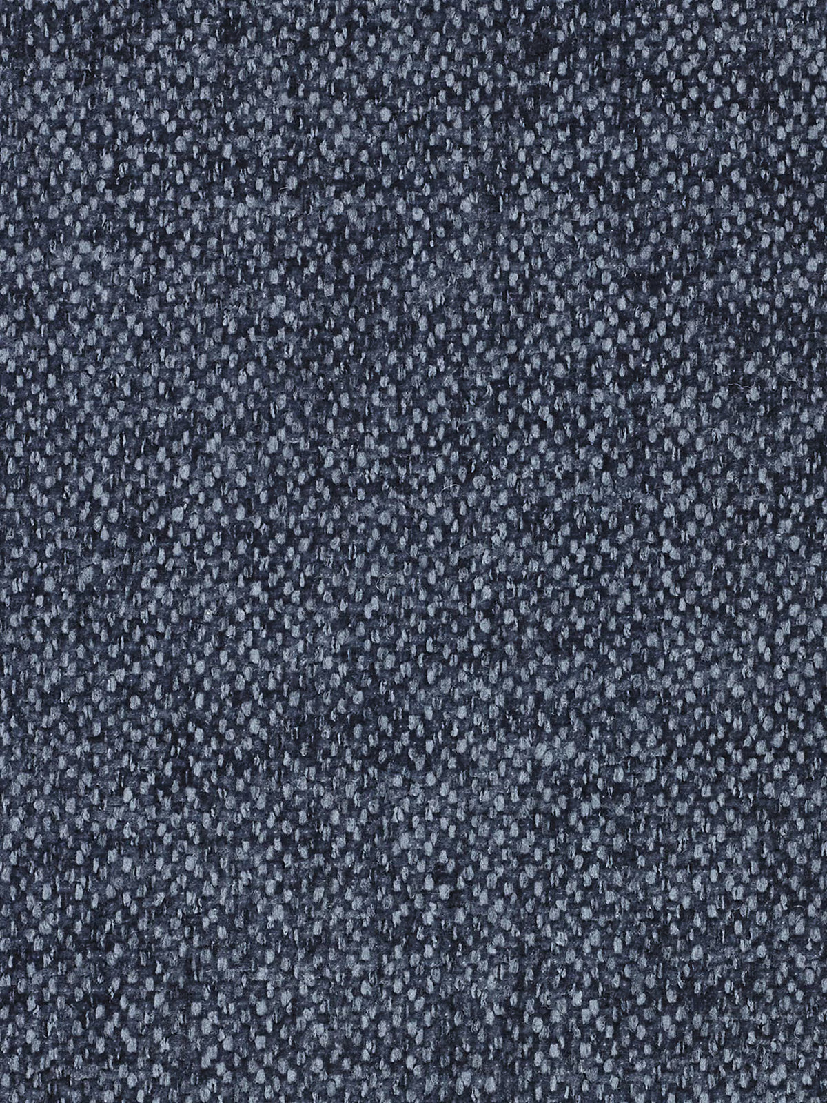 Primo piano di un tessuto intrecciato blu scuro dalla trama ruvida, caratterizzato da piccole fibre in rilievo e ben fitte. Il motivo presenta macchioline uniformi nei toni del blu leggermente più chiari e più scuri, creando una superficie soffice e morbida, ideale per tappezzeria o abbigliamento. Questo aspetto raffinato e la texture confortevole si adattano perfettamente al divano letto matrimoniale sfoderabile Evans di Divani.Store: un design elegante e compatto, dotato di un pratico vano porta-cuscini
