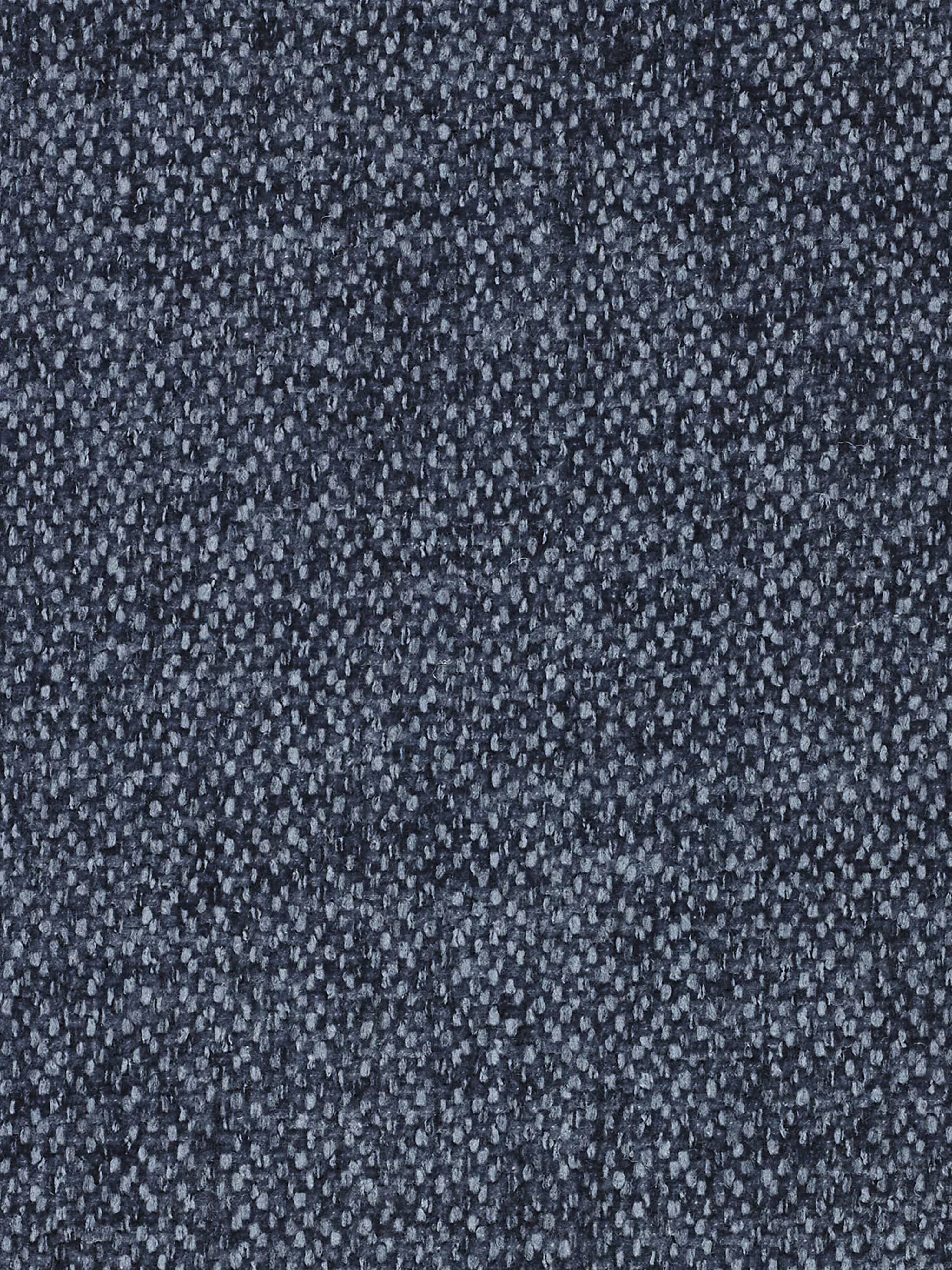 Primo piano su un tessuto blu scuro dalla trama fitta e uniforme, ideale per il divano dorico a 3 posti con sedute allungabili tramite meccanismo relax elettrico e poggiatesta reclinabile in tessuto smacchiabile T23 di Divani.Store. I fili sottili e fitto intrecciati creano un motivo superficiale dalla trama delicata che conferisce un tocco di interesse tattile al design moderno di questo divano. La luce mette in risalto le sottili variazioni delle tonalità di blu presenti sul tessuto smacchiabile T23.