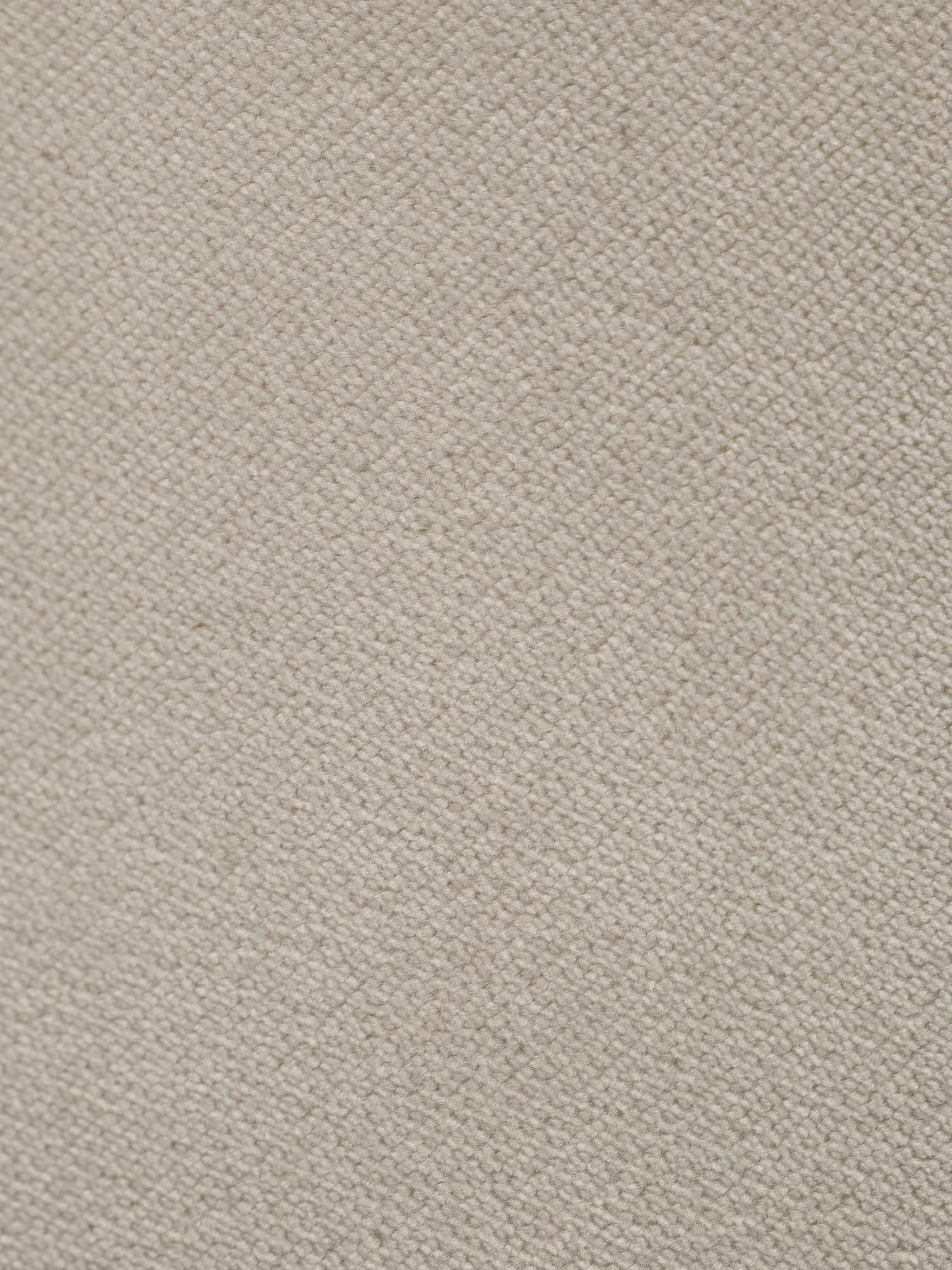 Primo piano dell’elegante tessuto in velluto antimacchia T30 che riveste il divano Michelangelo 4 Posti di Divani.Store, un divano con tre sedute estensibili e poggiatesta reclinabili. Il tessuto beige, dalla trama fitta, presenta una consistenza morbida e leggermente irregolare, con fili delicati e sfumature sottili che gli conferiscono un fascino naturale e piacevole al tatto.