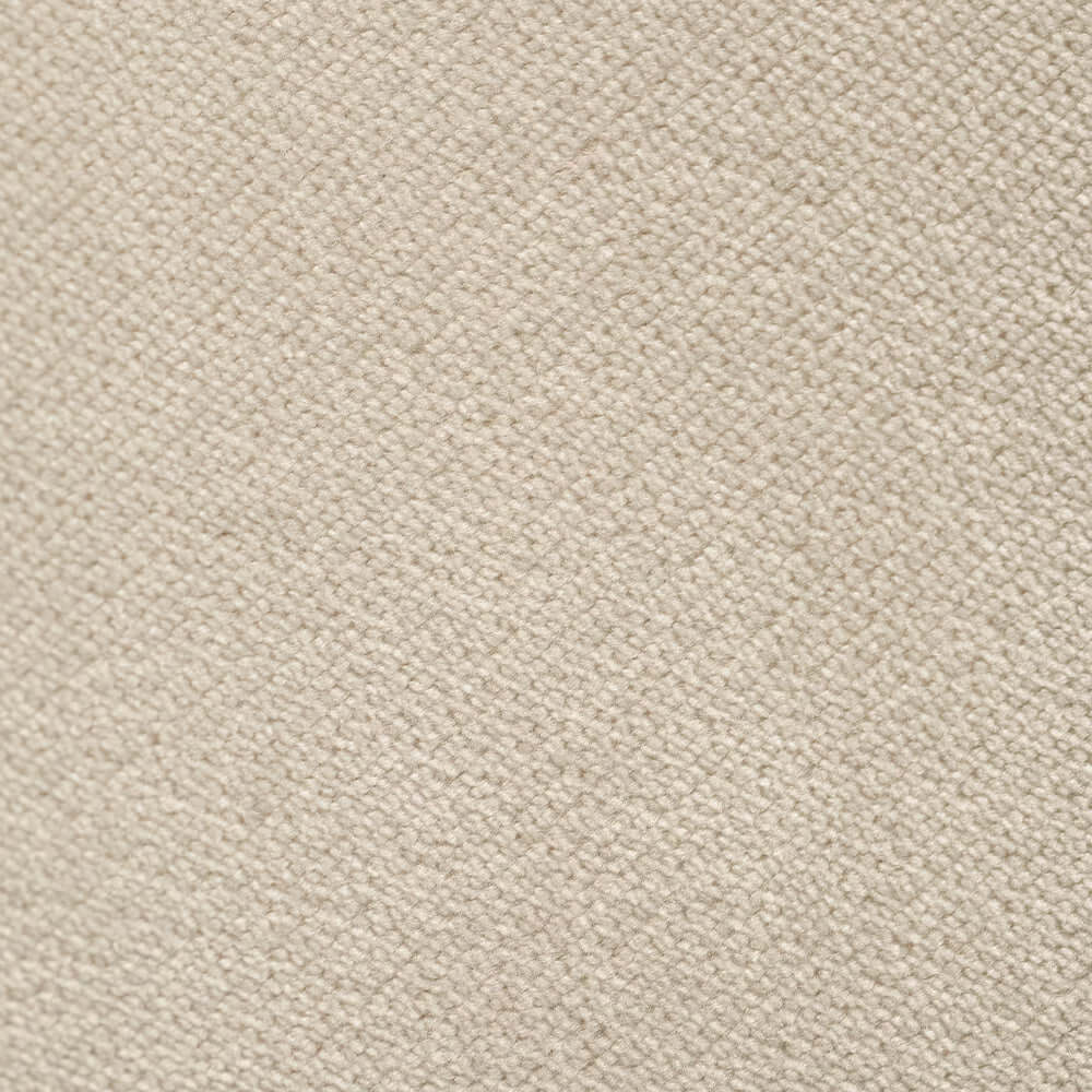 Primo piano di T30 Gioiello di Divani.Store: un elegante tessuto di velluto beige chiaro e morbido al tatto, caratterizzato da una trama fitta e uniforme e da una sottile trama a griglia. Il suo materiale di alta gamma è smacchiabile Fast Clean per una facile manutenzione e offre un look sobrio e raffinato.