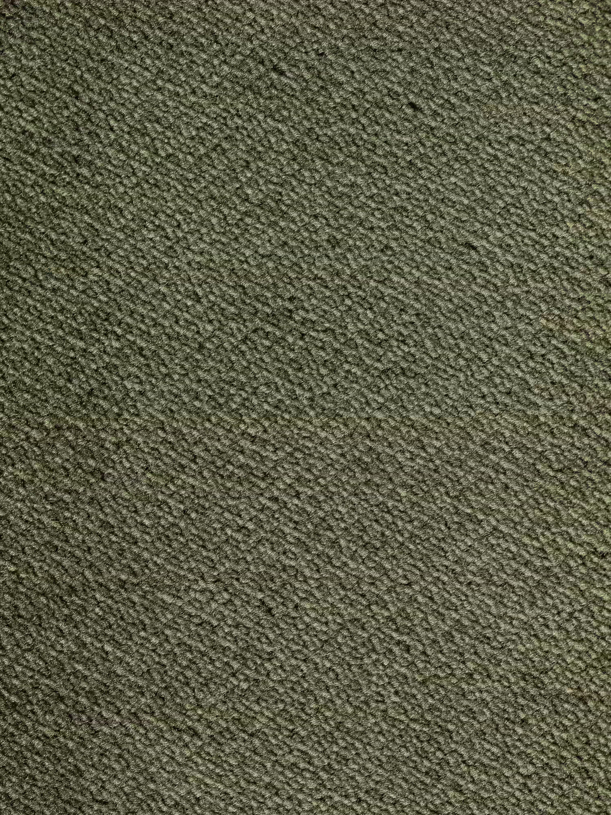 Tessuto vellutino dai tenui toni del verde-grigio con una delicata trama diagonale, come si vede sul divano letto Dalia a 2, 3 e 4 posti con materasso H18 in moderno tessuto vellutino antimacchia T30 di Divani.Store. La superficie del tessuto presenta una finitura leggermente ruvida e irregolare ed è caratterizzata da una sottile cucitura orizzontale che attraversa il centro.