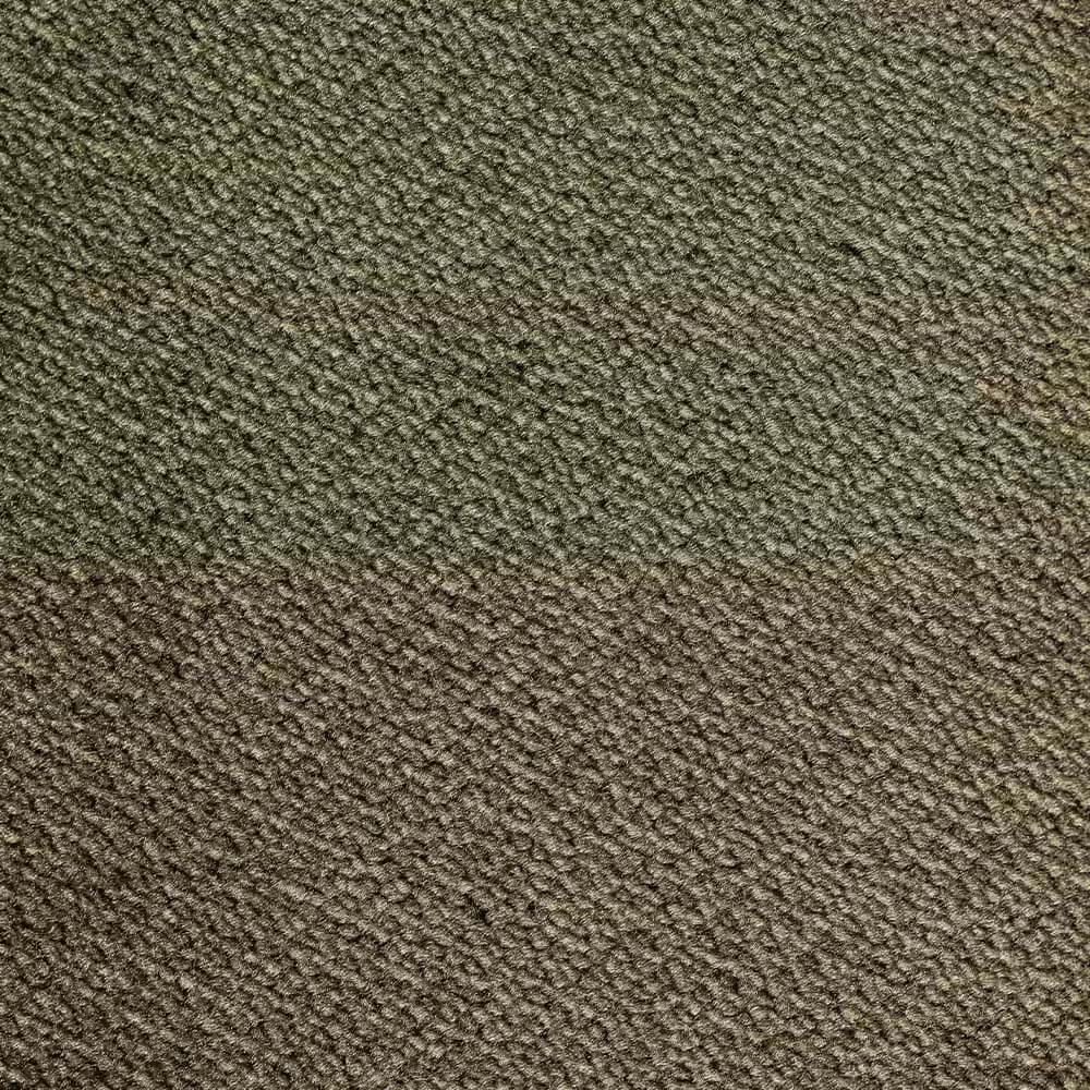 Primo piano del tessuto T30 Gioiello di Divani.Store: un tessuto vellutato di alta gamma, morbido al tatto, con trama diagonale, caratterizzato da bande verde oliva e marrone. Elegante, antimacchia e di rapida pulizia per un look raffinato e di facile manutenzione.